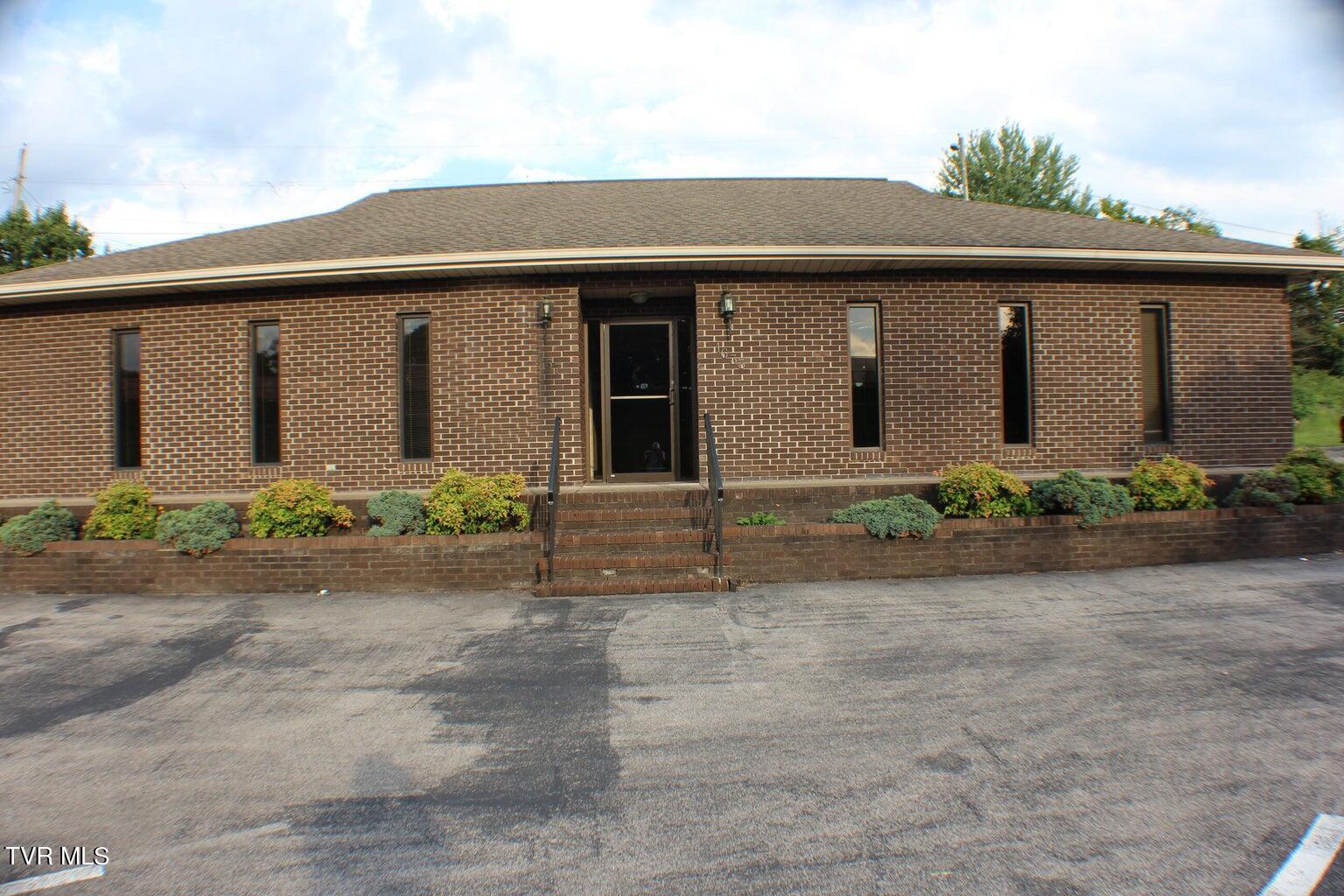 Photo of 2,094 sq ft, 0.29 ac commercial sale at 1637 North Eastman Road