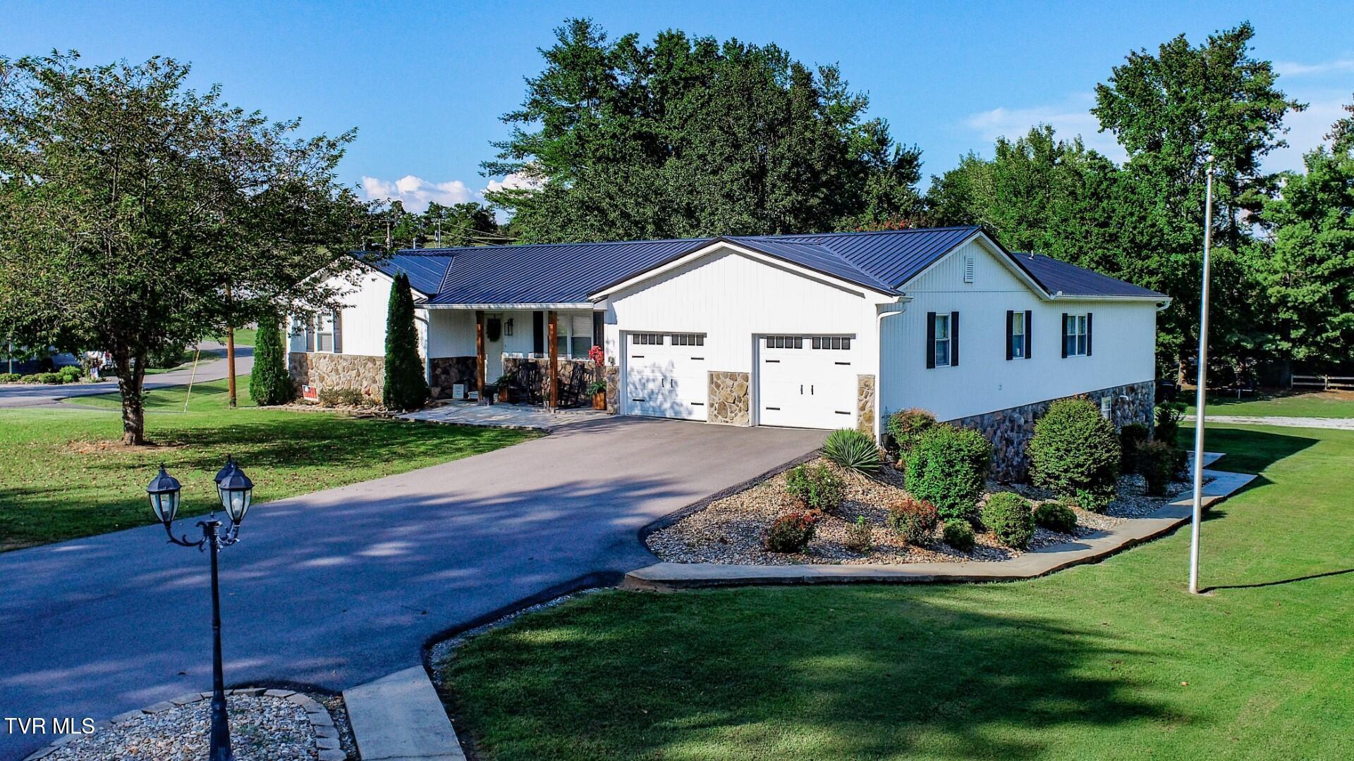 Photo of 4 bed, 4 bath, 2,240 sq ft single family residence at 500 Buckingham Dr