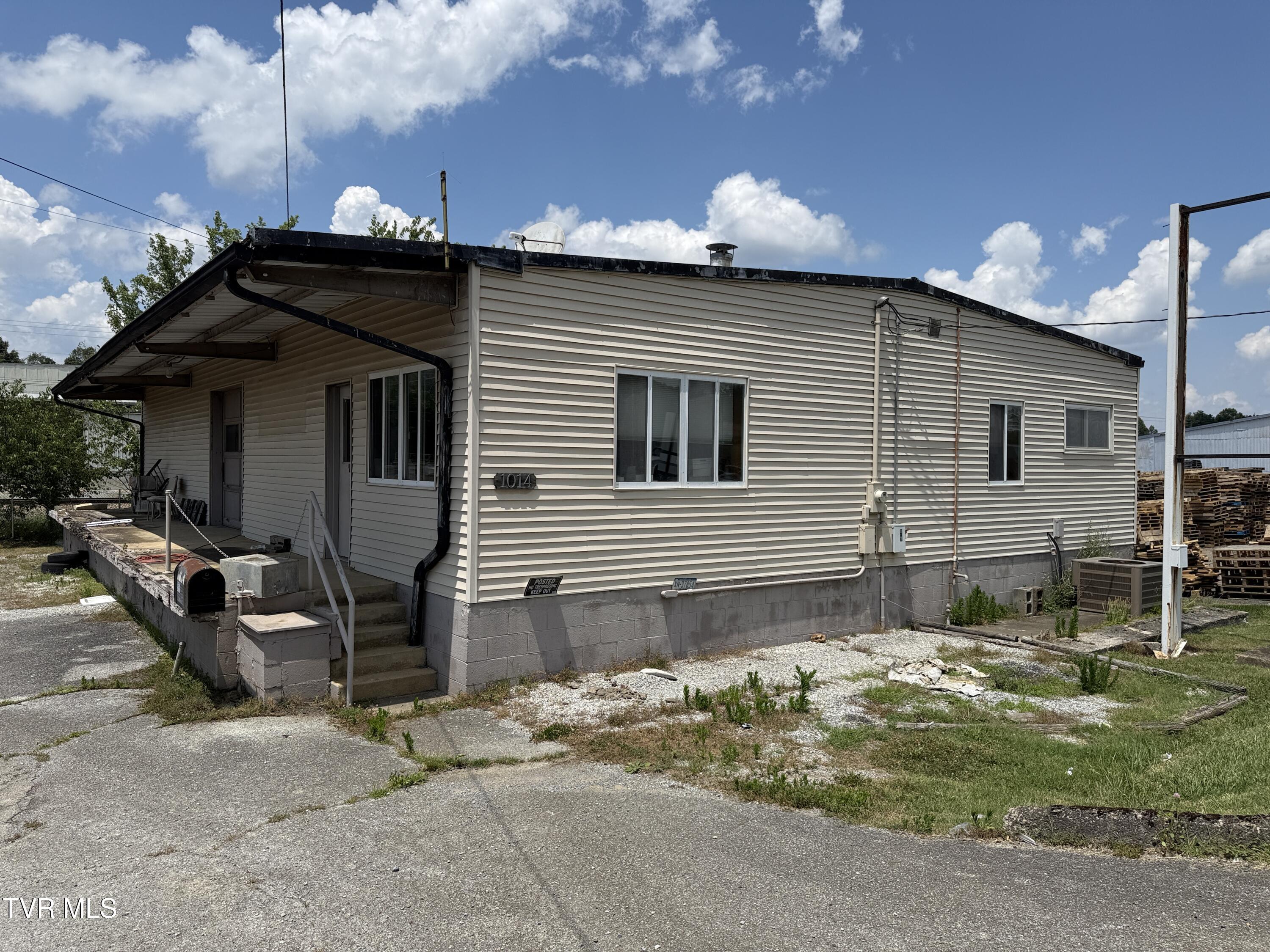 Photo of 2,400 sq ft, 0.56 ac commercial sale at 1014 West Main Street