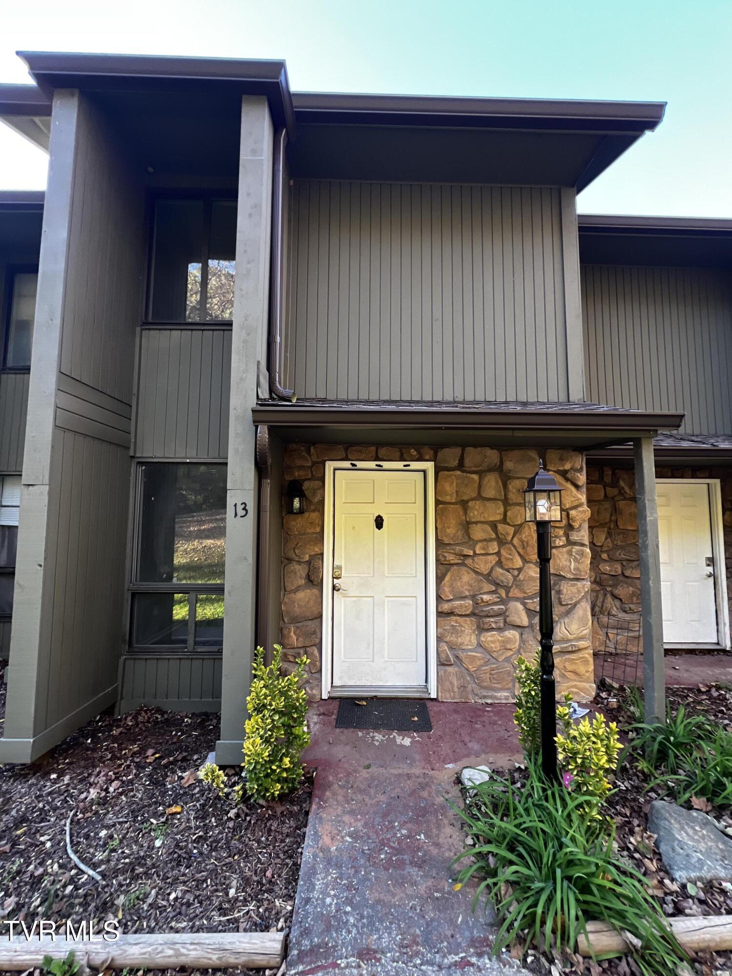 Photo of 2 bed, 1 bath, 1,000 sq ft residential lease at 1419 Colony Park Drive #16
