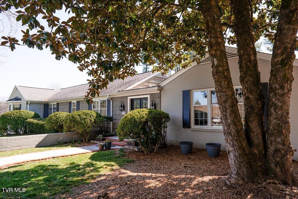 Photo of 4 bed, 4 bath, 4,362 sq ft single family residence at 100 Earlway Road