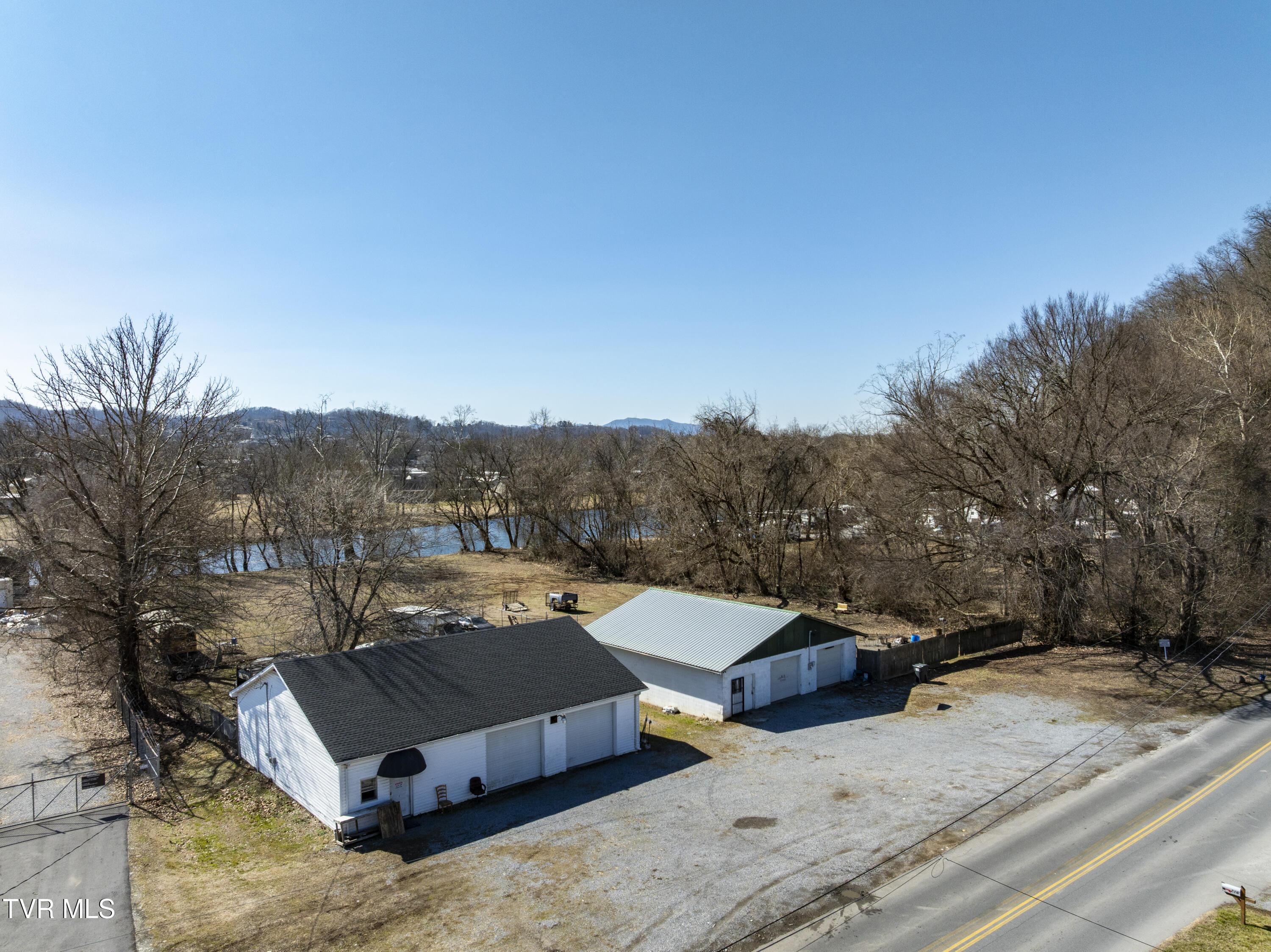 Photo of 3,600 sq ft, 1.67 ac commercial sale at 217 Lovers Lane