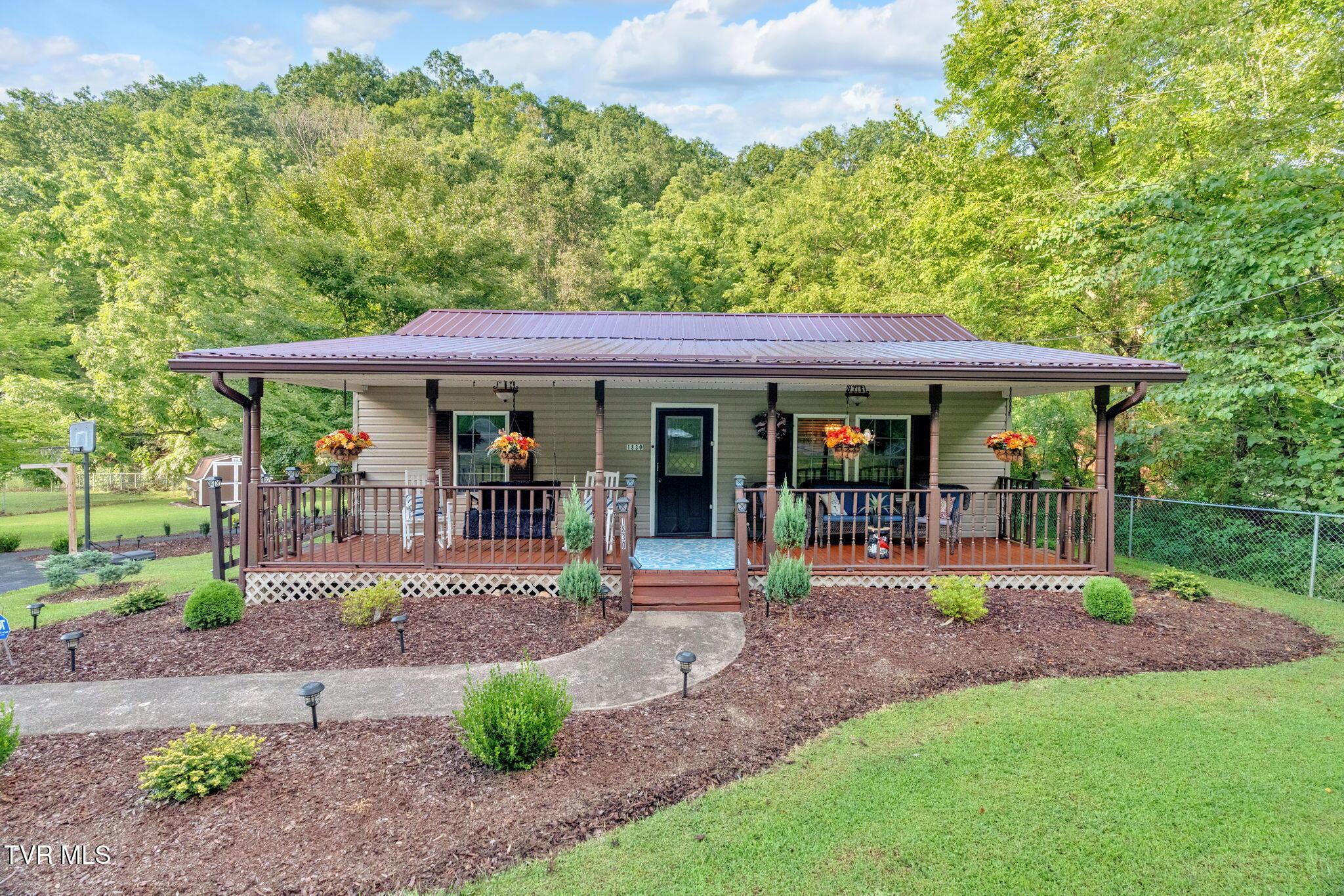 Photo of 3 bed, 2 bath, 1,292 sq ft single family residence at 1830 Bristol Highway