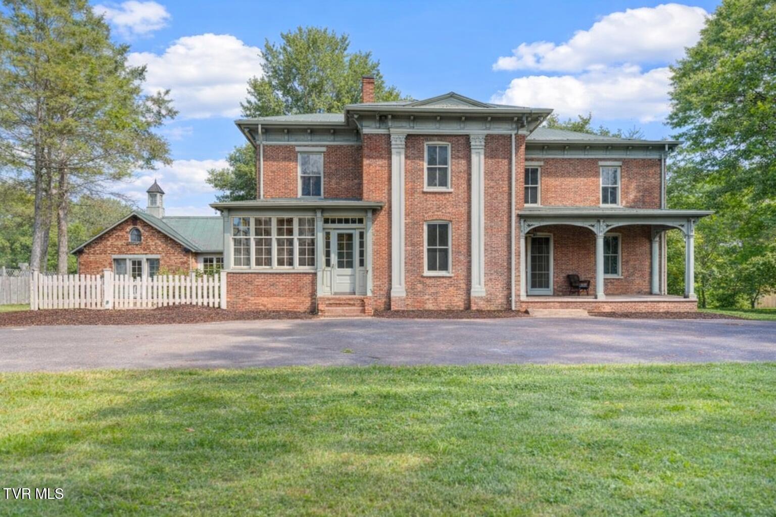 Photo of 5 bed, 4 bath, 5,033 sq ft single family residence at 275 Burger Drive