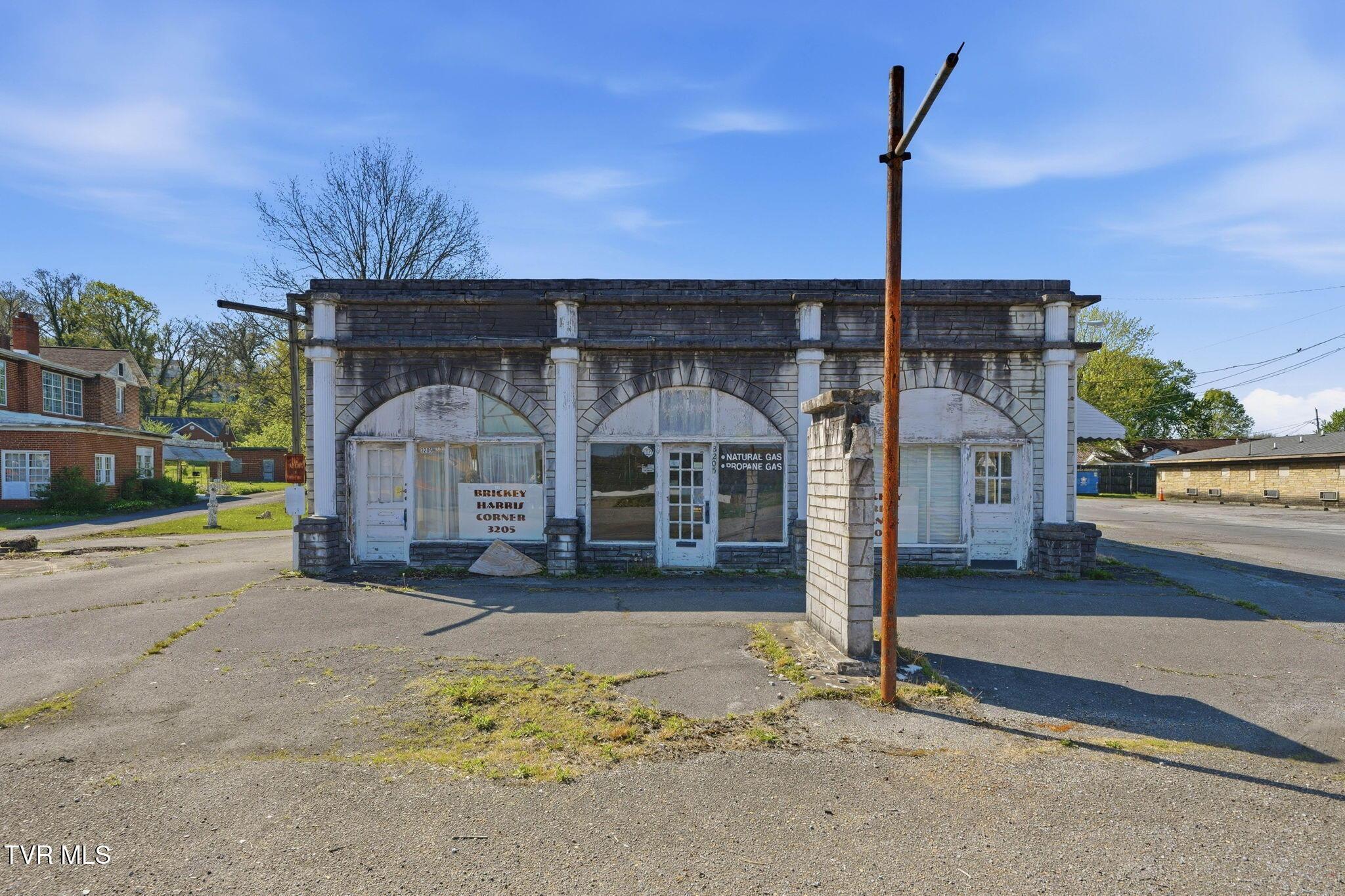 15-web-or-mls-3209 Memorial Blvd-22