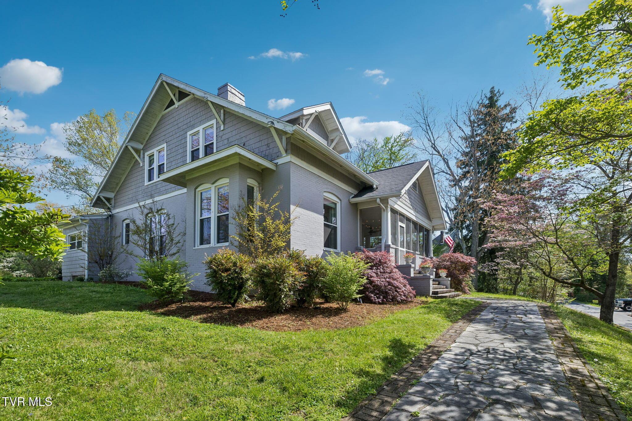 Photo of 5 bed, 2 bath, 3,109 sq ft single family residence at 210 Clifton Heights Road