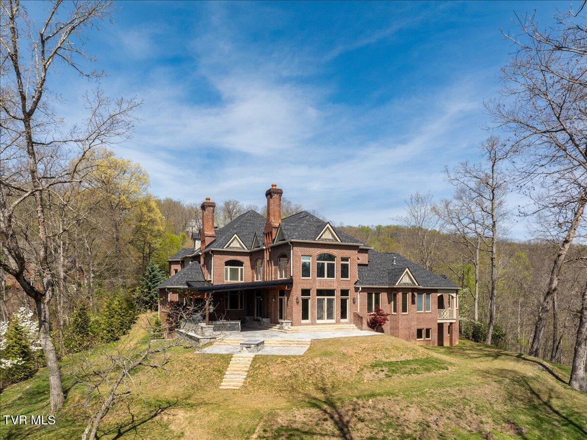 Photo of 5 bed, 7 bath, 8,350 sq ft single family residence at 54 Three Oaks Drive