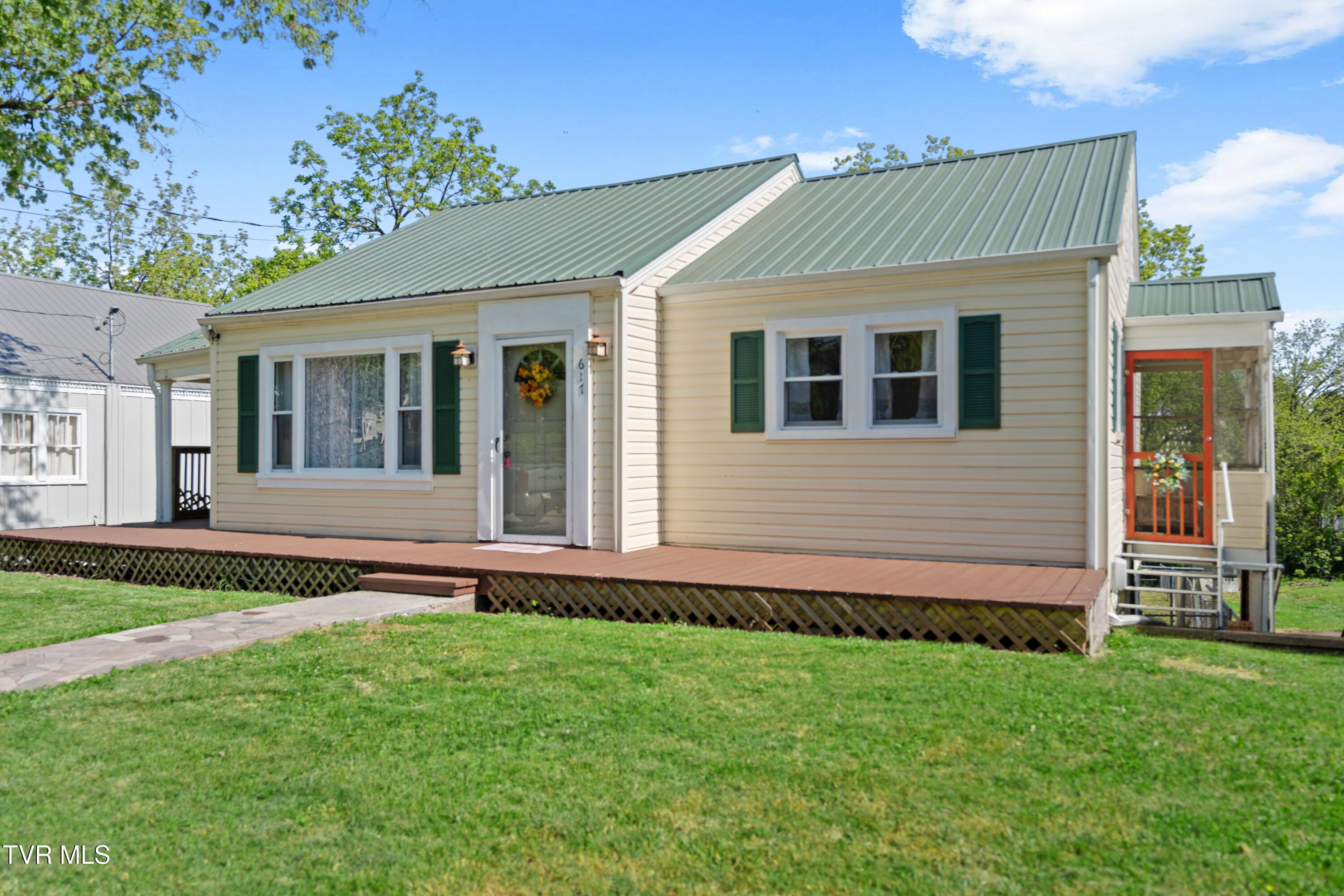 Photo of 3 bed, 1 bath, 1,294 sq ft single family residence at 617 Carson Street