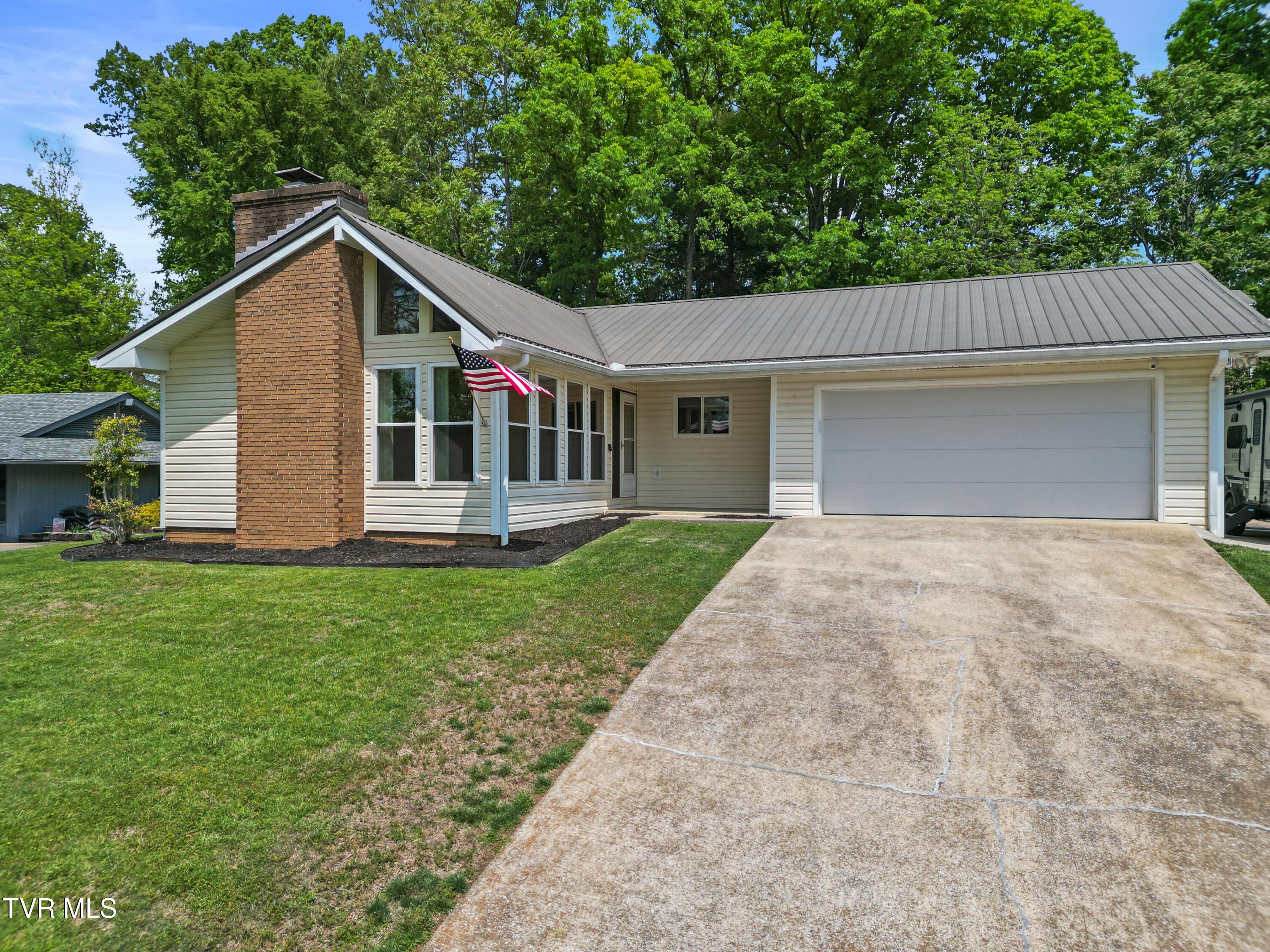 Photo of 3 bed, 2 bath, 1,750 sq ft single family residence at 1231 Tanglewood Drive