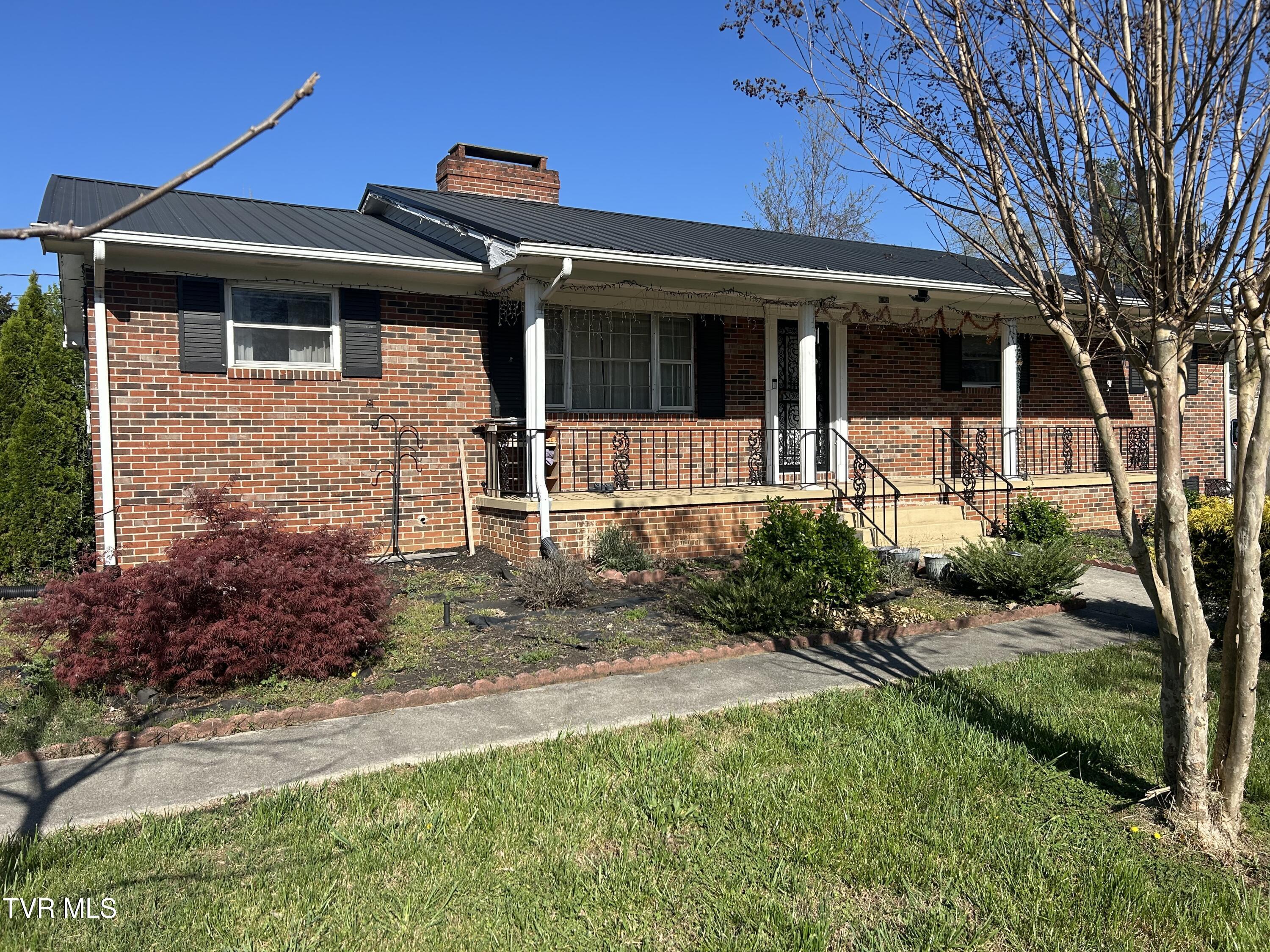 Photo of 3 bath, 2,376 sq ft, 0.33 ac single family residence at 605 Masengill Avenue