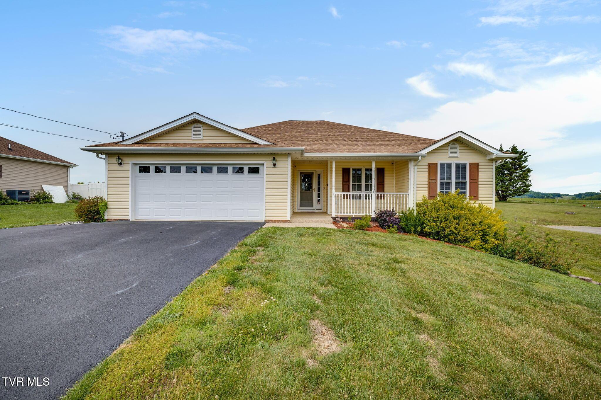 Photo of 3 bed, 3 bath, 2,829 sq ft single family residence at 115 Spider Barnes Road