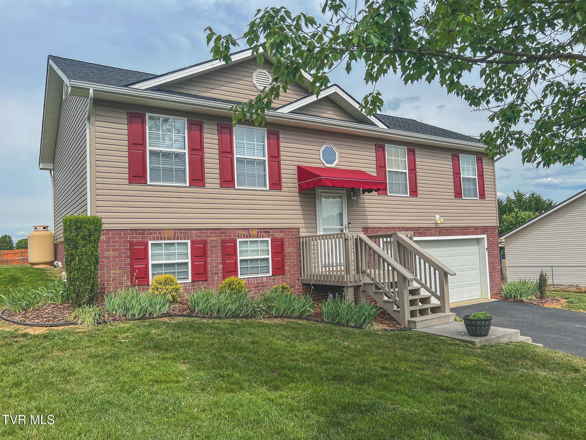 Photo of 4 bed, 3 bath, 1,741 sq ft single family residence at 612 Willow Court