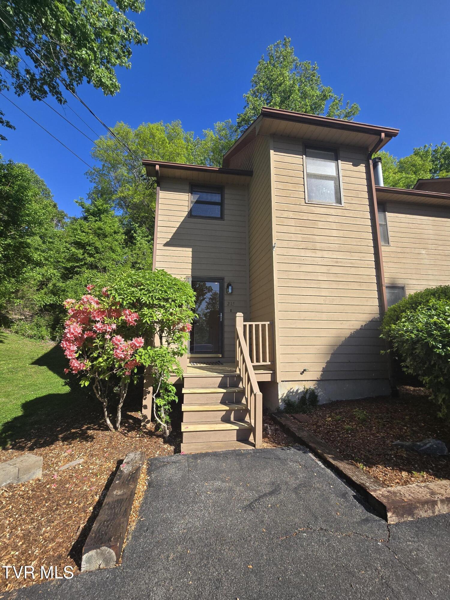 Photo of 2 bed, 2 bath, 1,440 sq ft condominium at 215 Windridge Colony #215
