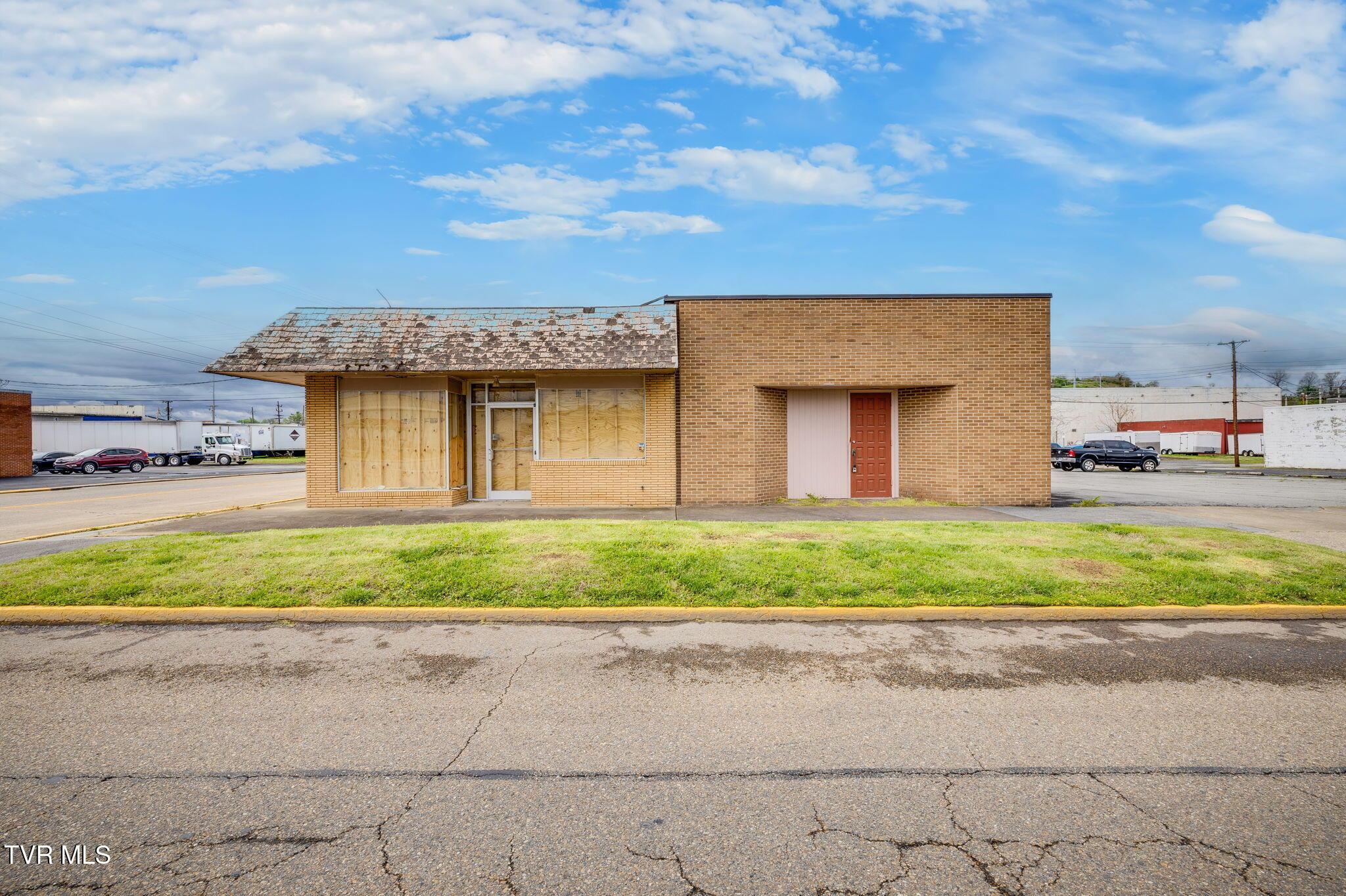 Photo of 4,875 sq ft, 0.3 ac commercial lease at 449 East Market Street