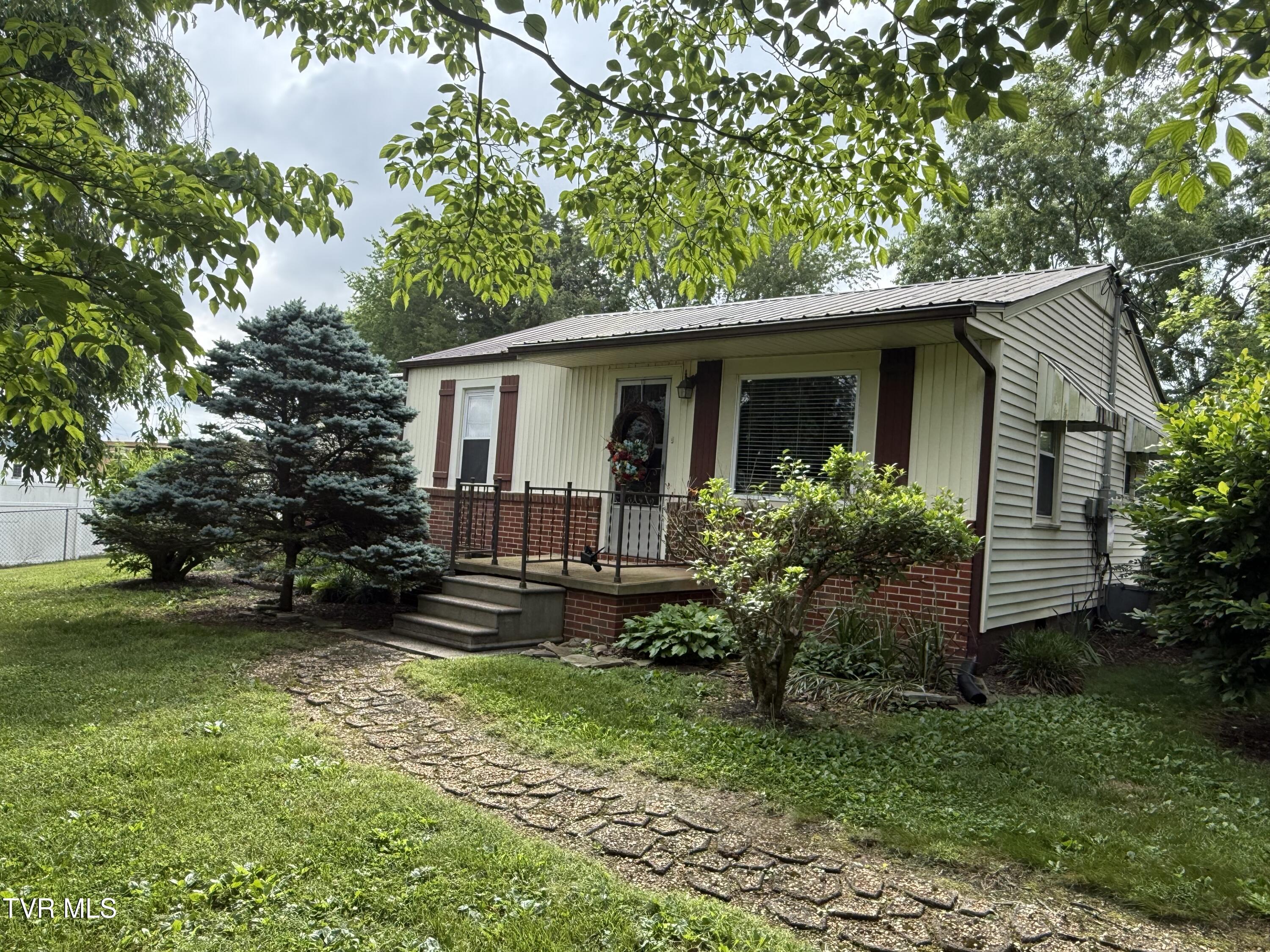 Photo of 3 bed, 2 bath, 1,444 sq ft single family residence at 2931 Watauga Road