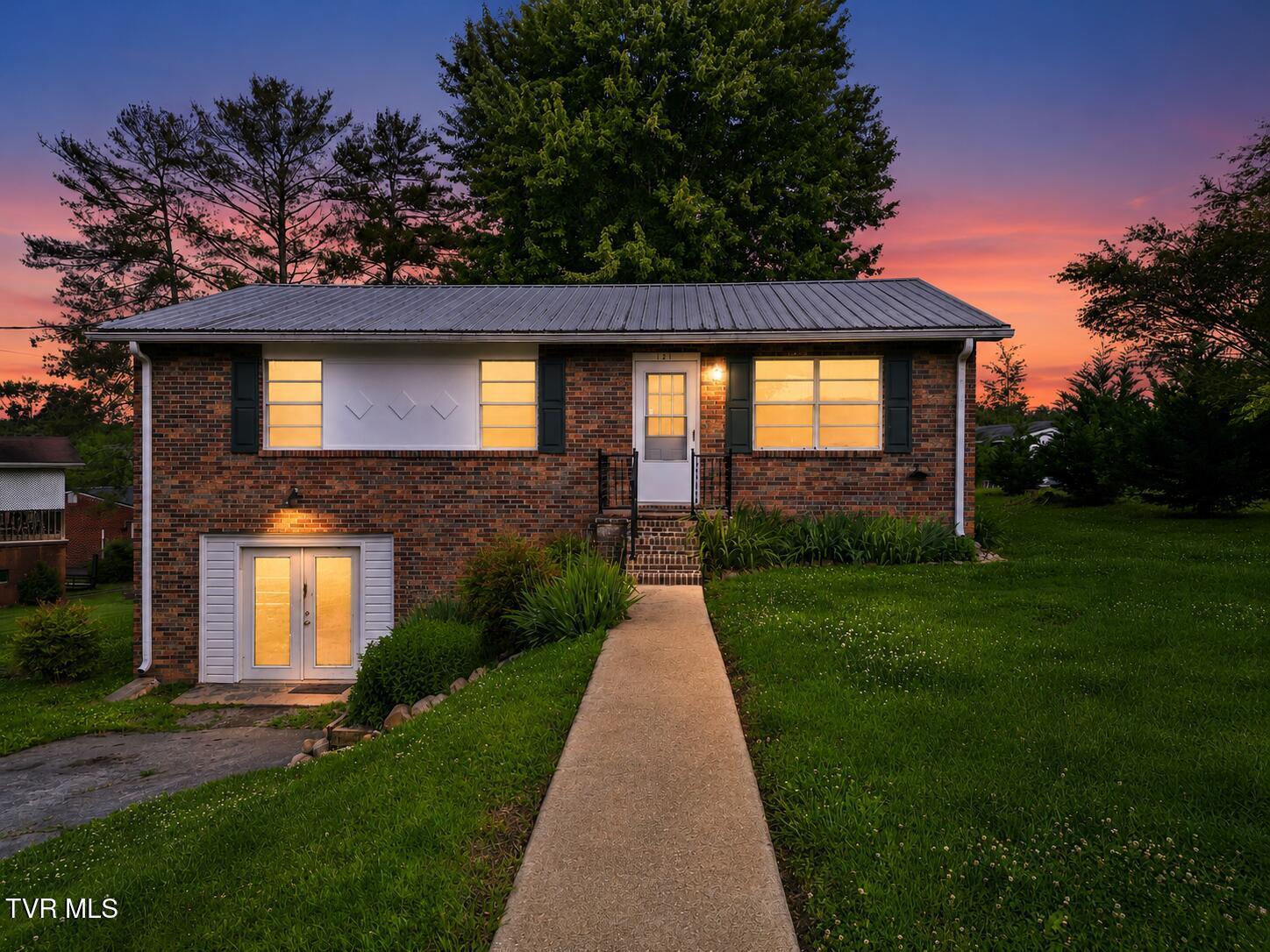 Photo of 4 bed, 2 bath, 1,568 sq ft single family residence at 121 York Drive