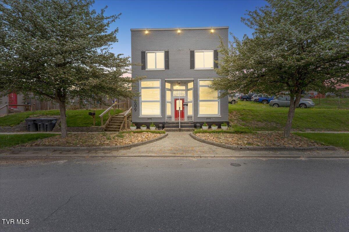Photo of 3,198 sq ft, 0.16 ac commercial sale at 809 East Sullivan Street