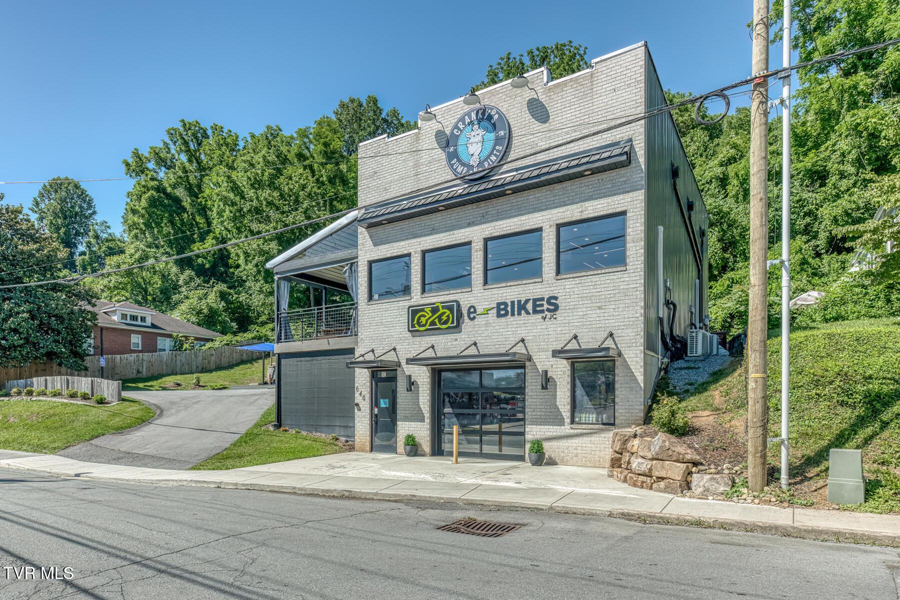 640 E Maple St-2