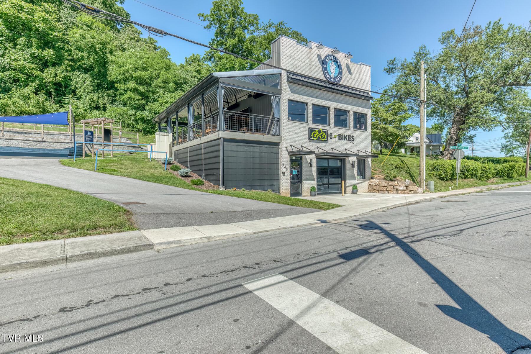 640 E Maple St-3