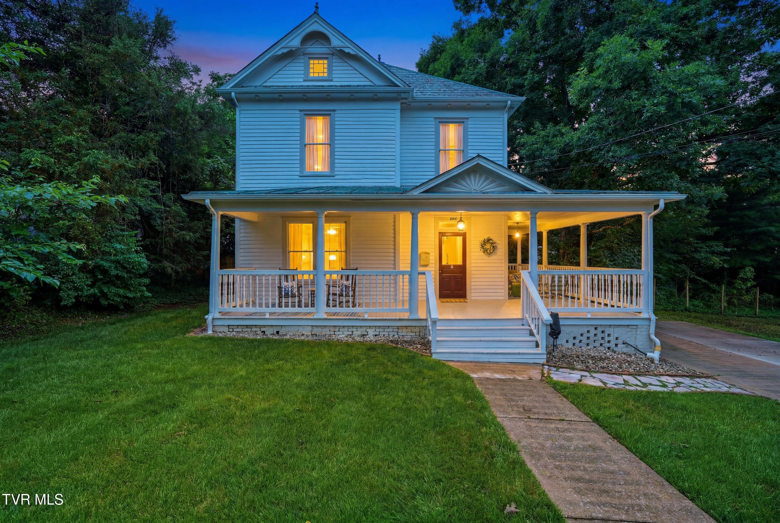 Photo of 4 bed, 4 bath, 2,534 sq ft single family residence at 406 East Cutler Street
