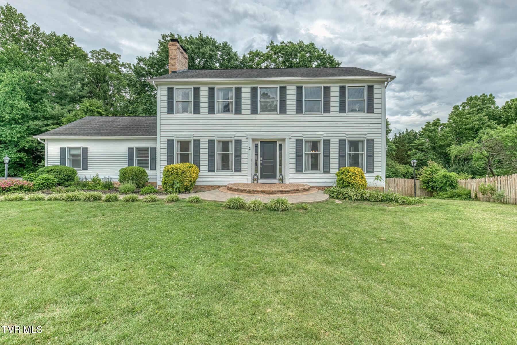 Photo of 5 bed, 5 bath, 3,642 sq ft single family residence at 2 Flo Court