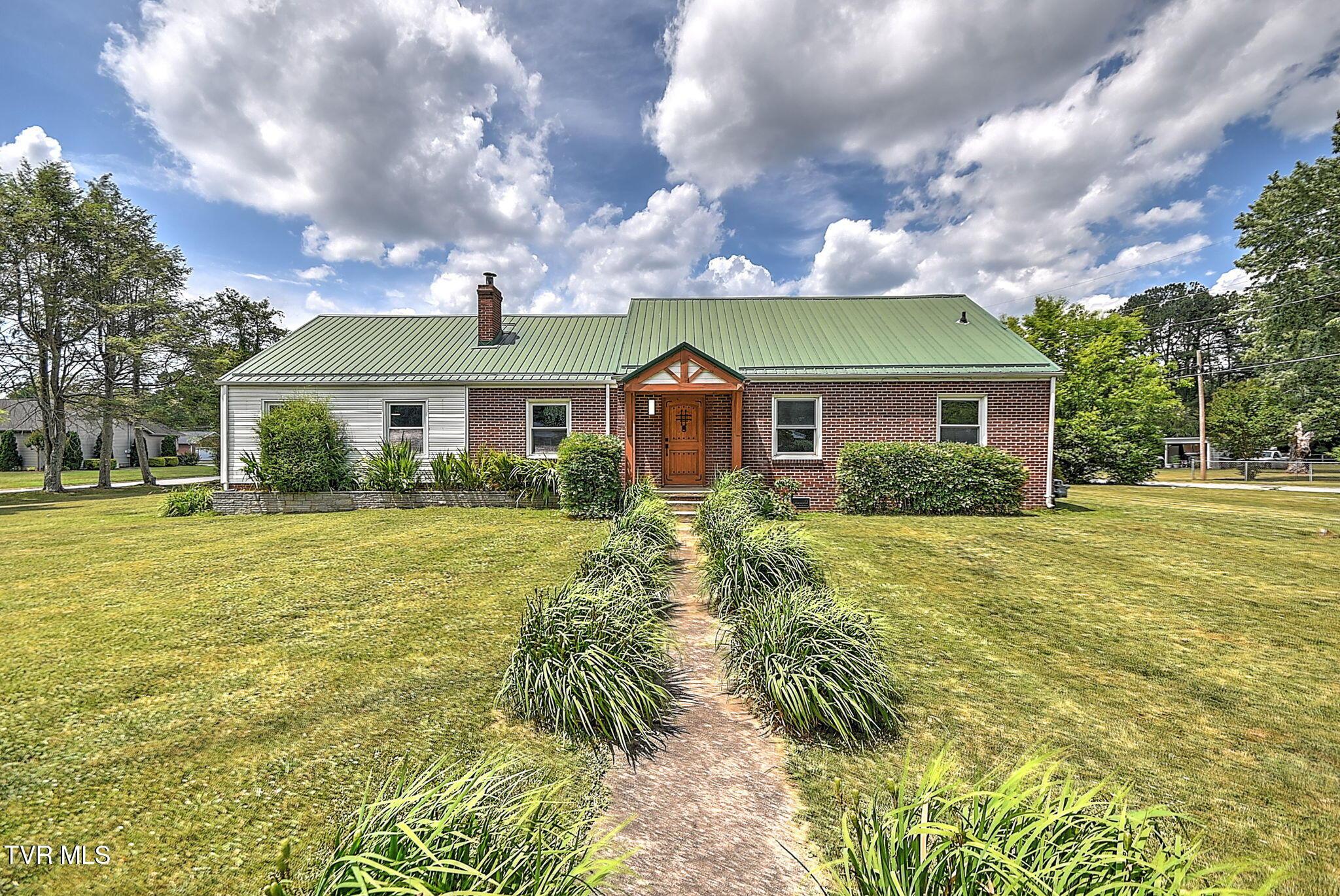 Photo of 4 bed, 3 bath, 2,737 sq ft single family residence at 1121 Broad Street