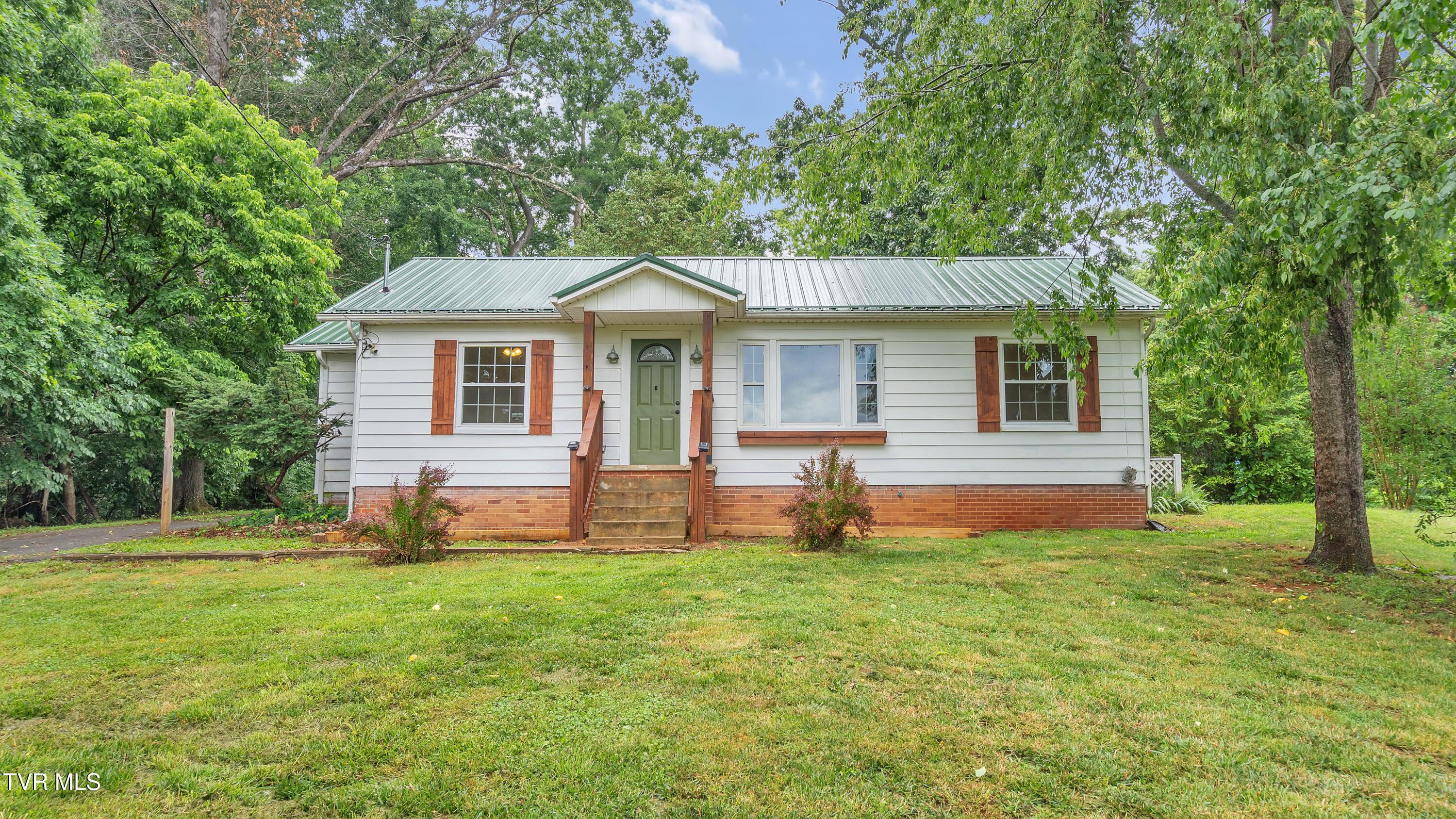 Photo of 3 bed, 1 bath, 1,050 sq ft single family residence at 122 Hartley Road