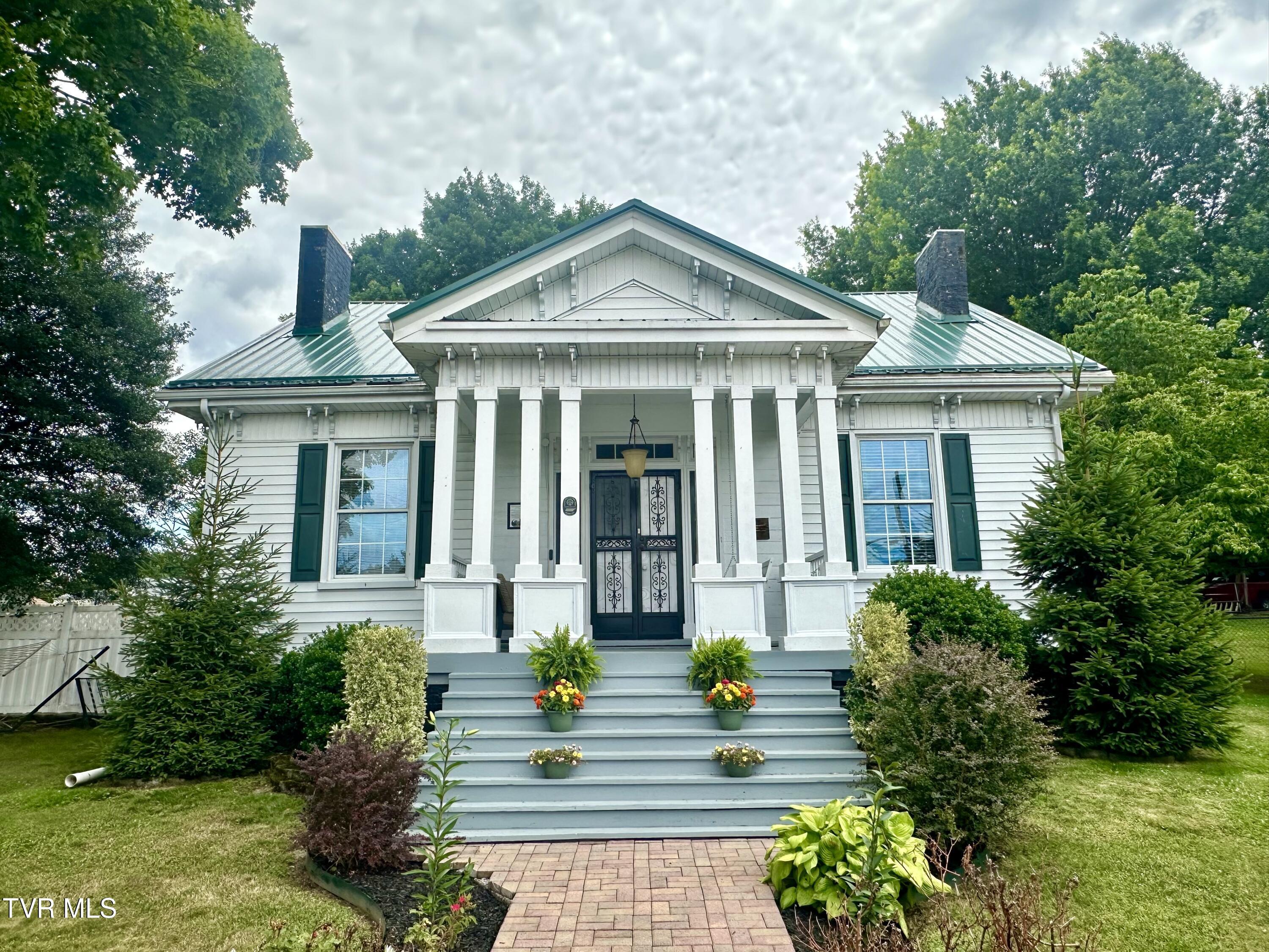 Photo of 3 bed, 3 bath, 3,469 sq ft single family residence at 212 Main Street
