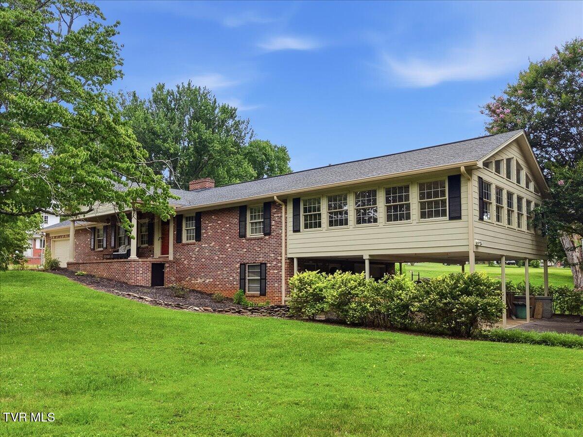 Photo of 4 bed, 3 bath, 3,829 sq ft single family residence at 404 Cowan Drive