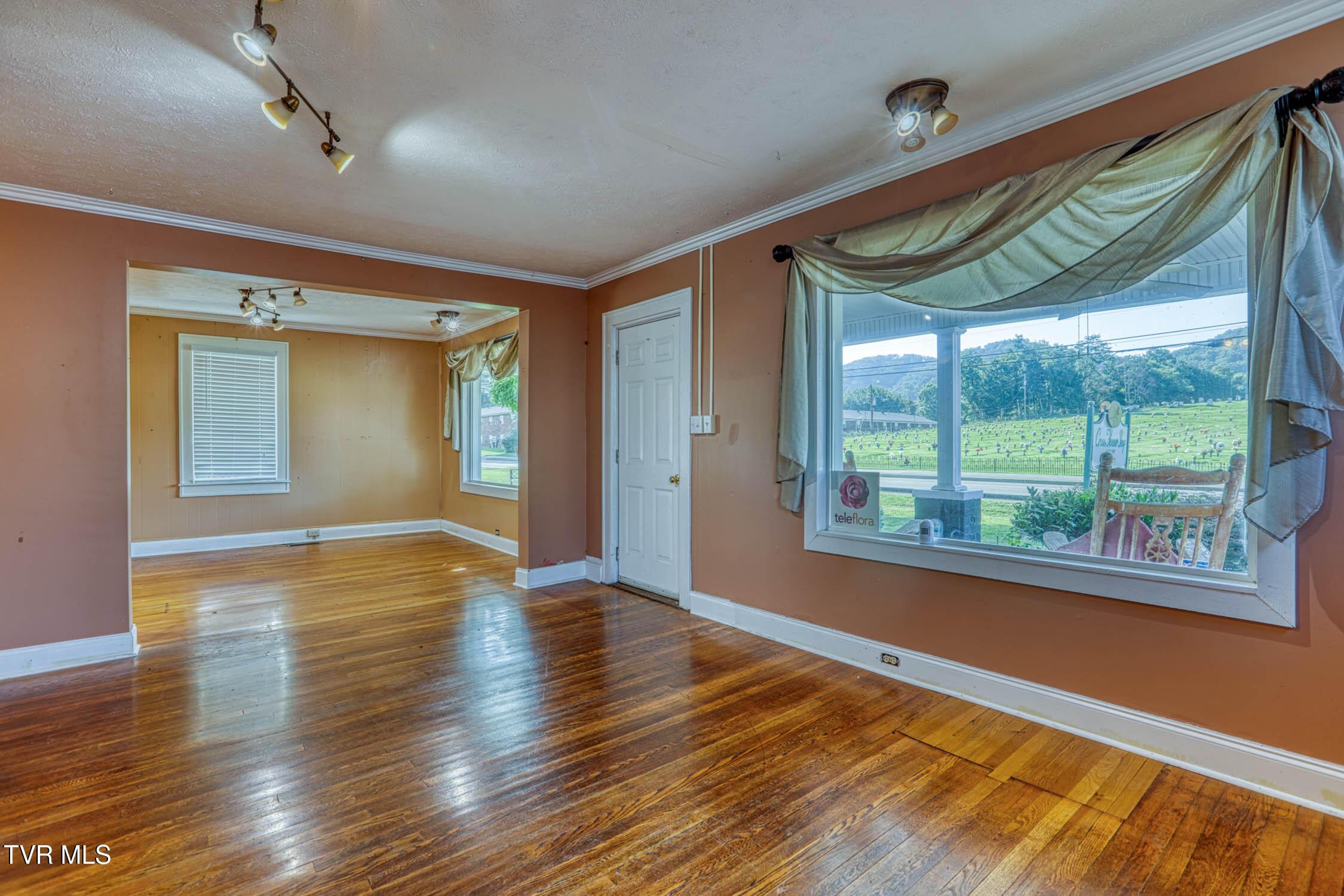 812 E Main St. Rog MLSb (1 of 47)