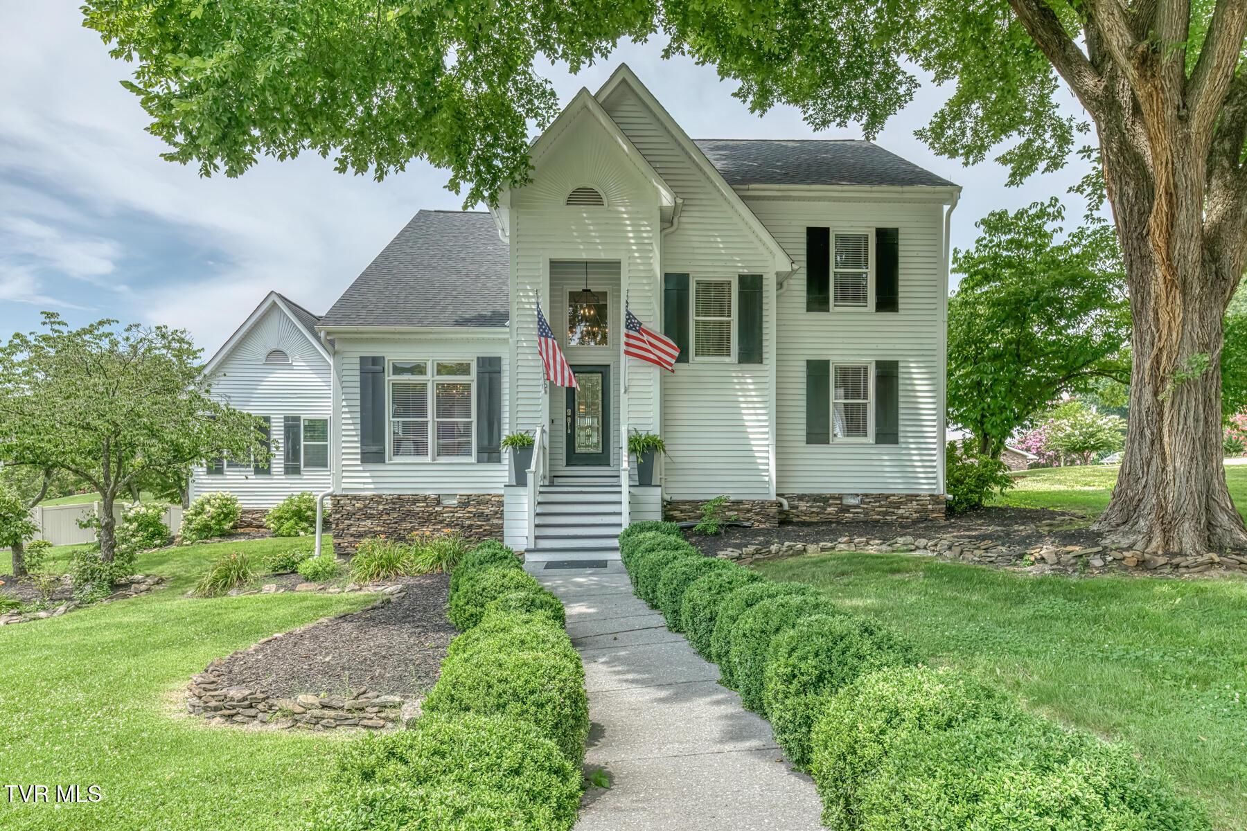 Photo of 5 bed, 4 bath, 3,054 sq ft single family residence at 106 Woodbriar Drive