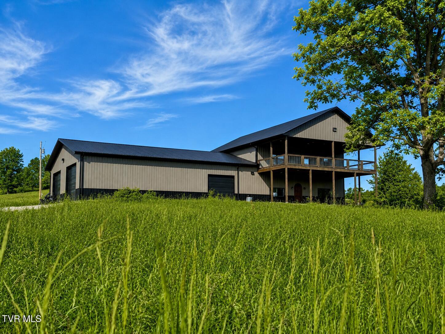 Photo of 3 bed, 3 bath, 3,200 sq ft single family residence at 2114 Powell River Rd