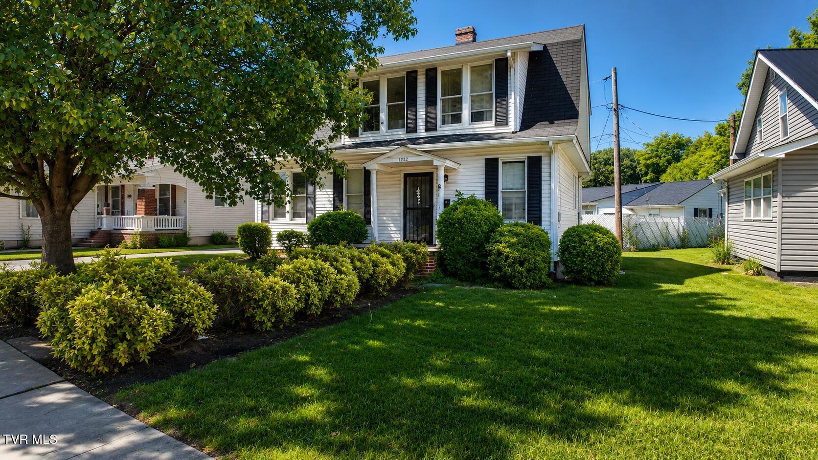 Photo of 3 bed, 2 bath, 1,440 sq ft single family residence at 1242 East Center Street