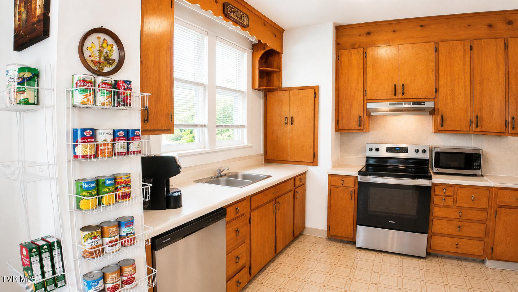 E center st kitchen