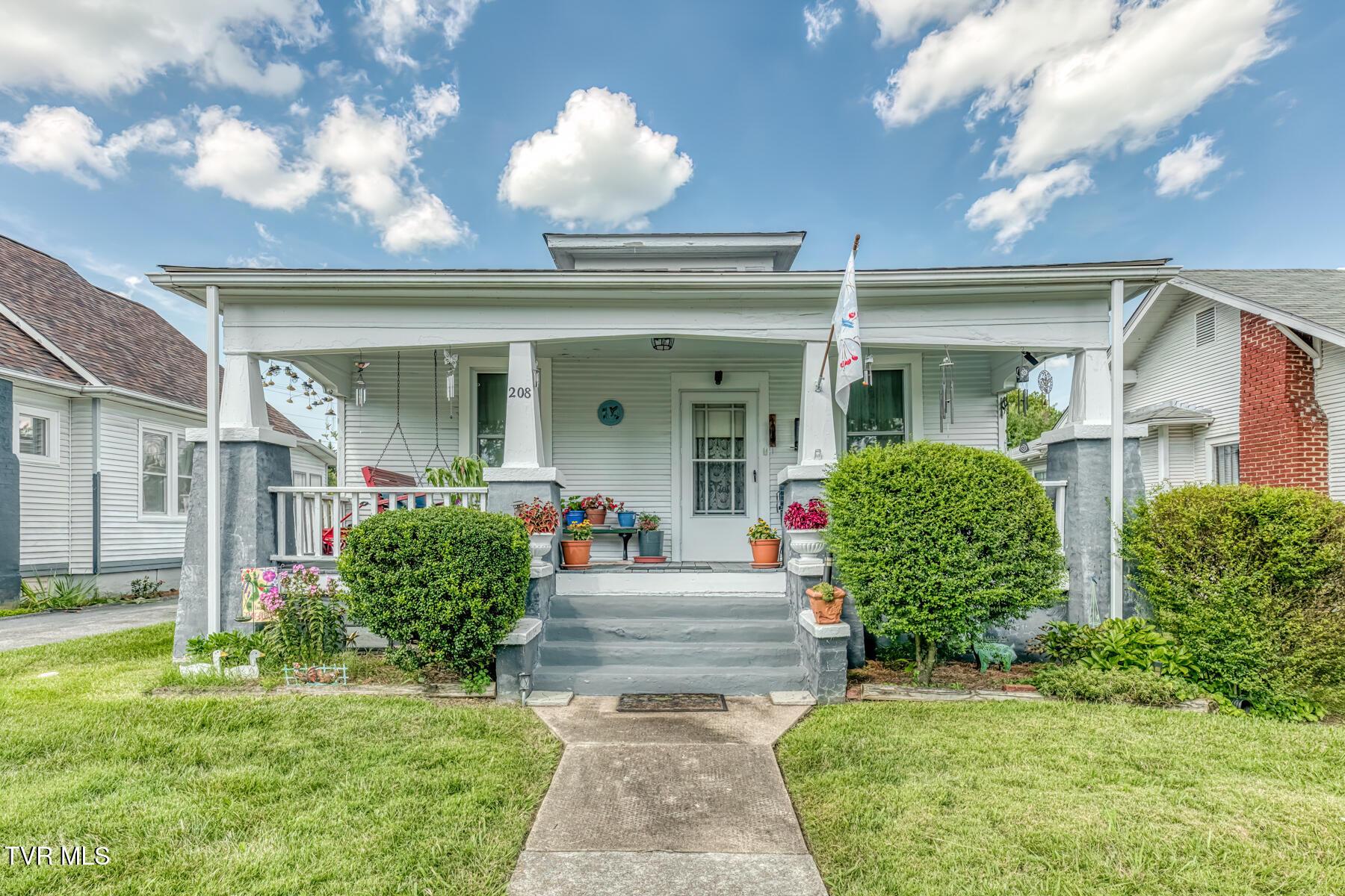 Photo of 2 bed, 1 bath, 963 sq ft single family residence at 208 Delaware Street