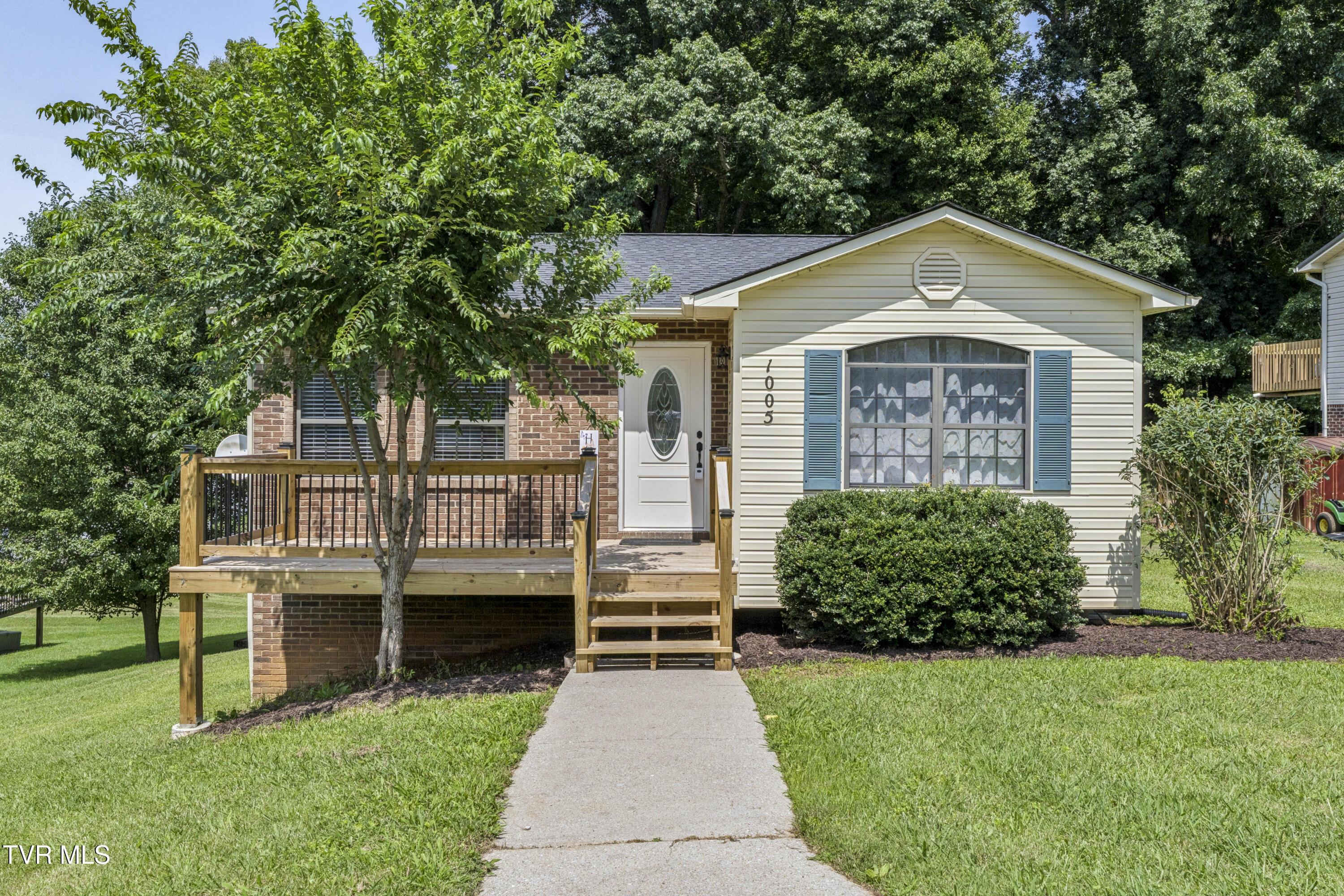 Photo of 3 bed, 2 bath, 1,900 sq ft single family residence at 1005 Phillip Drew Drive