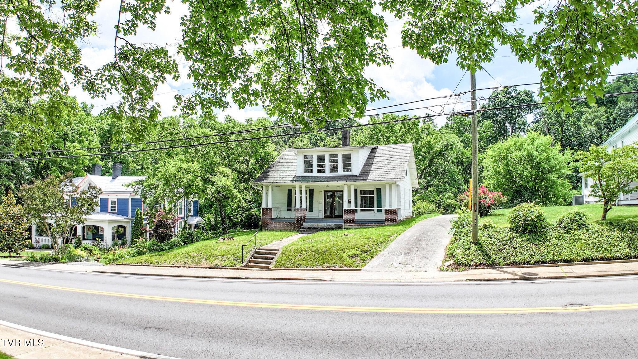 Photo of 4 bed, 2 bath, 2,094 sq ft single family residence at 417 West Main Street