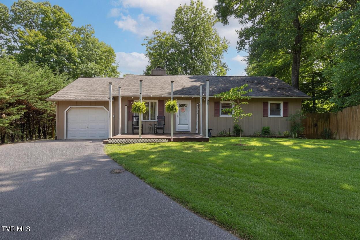 Photo of 3 bed, 2 bath, 1,176 sq ft single family residence at 1037 Surmont Court