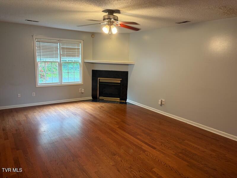 122 Arrowhead living room