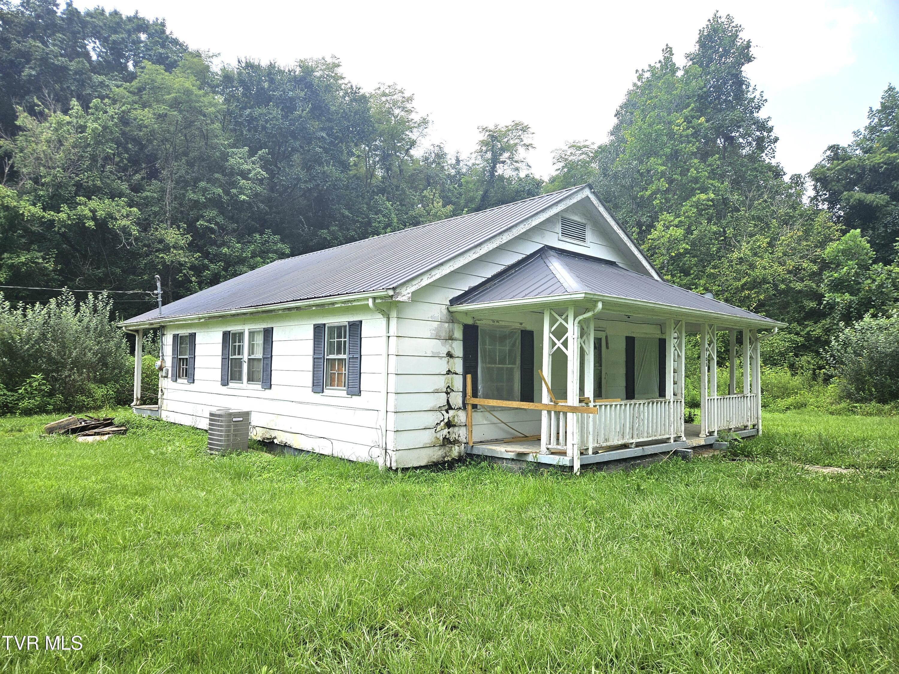 Photo of 2 bed, 1 bath, 1,060 sq ft single family residence at 6105 North Highway 66