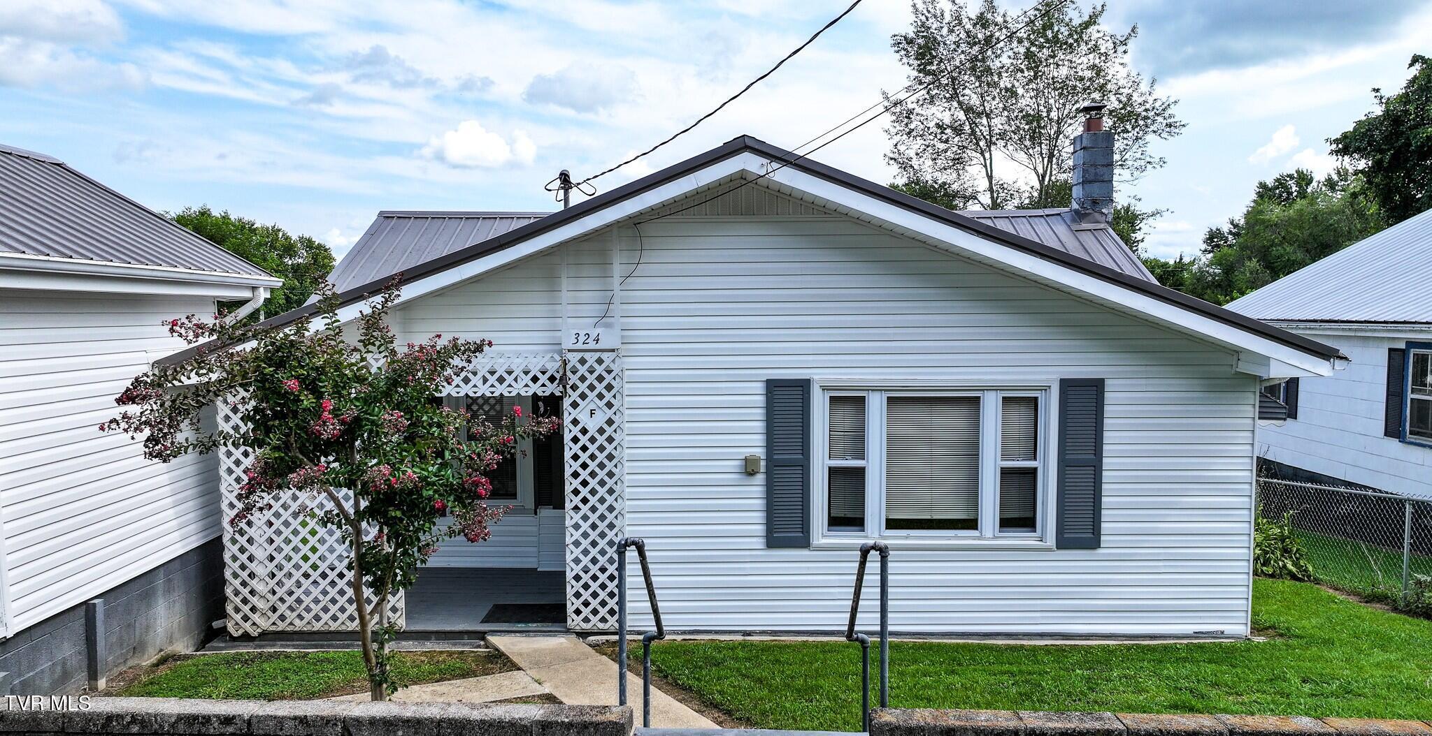 Photo of 3 bed, 2 bath, 1,081 sq ft single family residence at 324 Royal Street