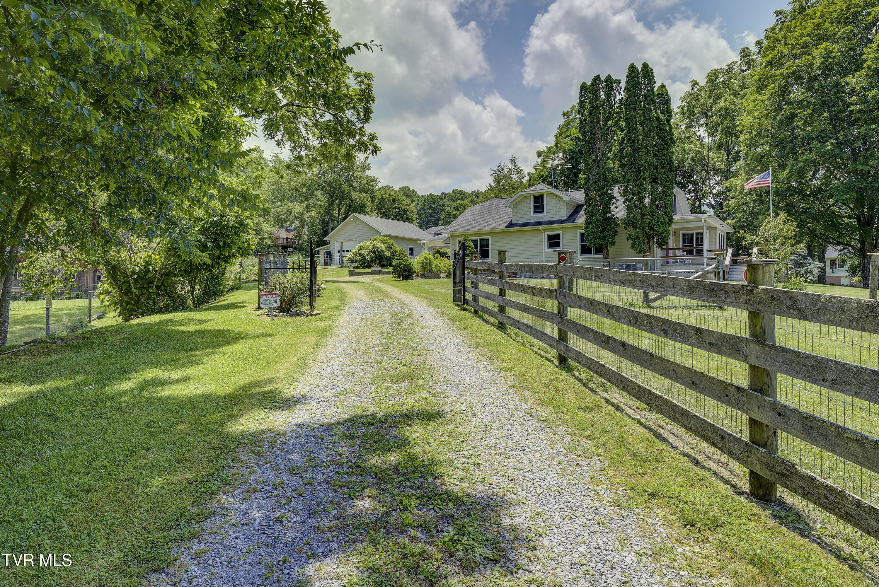 Photo of 3 bed, 3 bath, 2,256 sq ft single family residence at 275 Heaton Creek Road