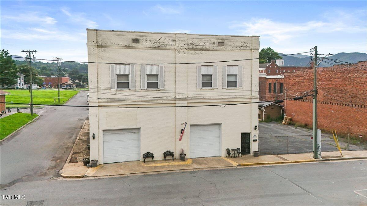 Photo of 4 bed, 5 bath, 4,990 sq ft single family residence at 214 Union Street
