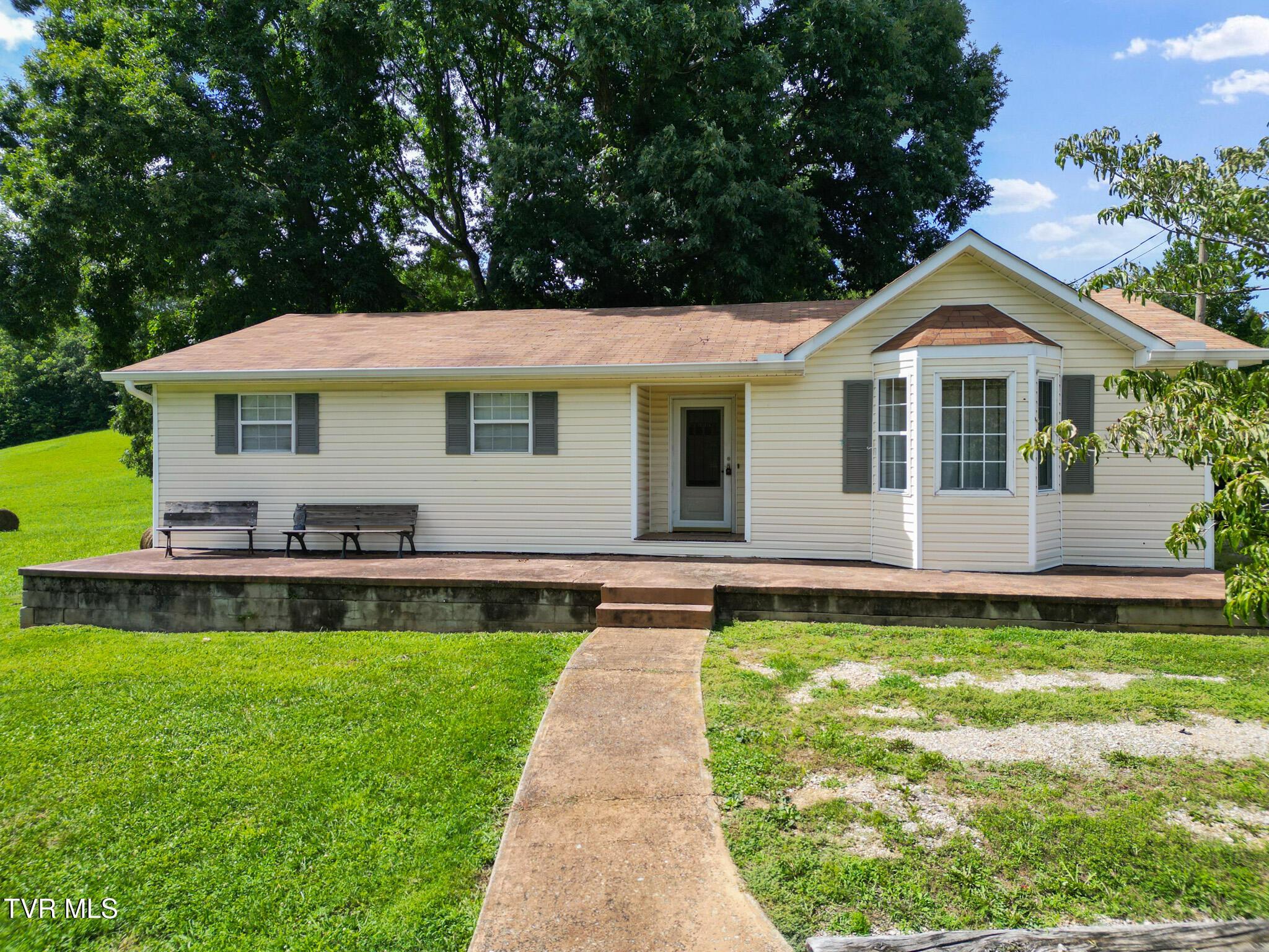 Photo of 3 bed, 1 bath, 1,340 sq ft single family residence at 65 Isley Lane
