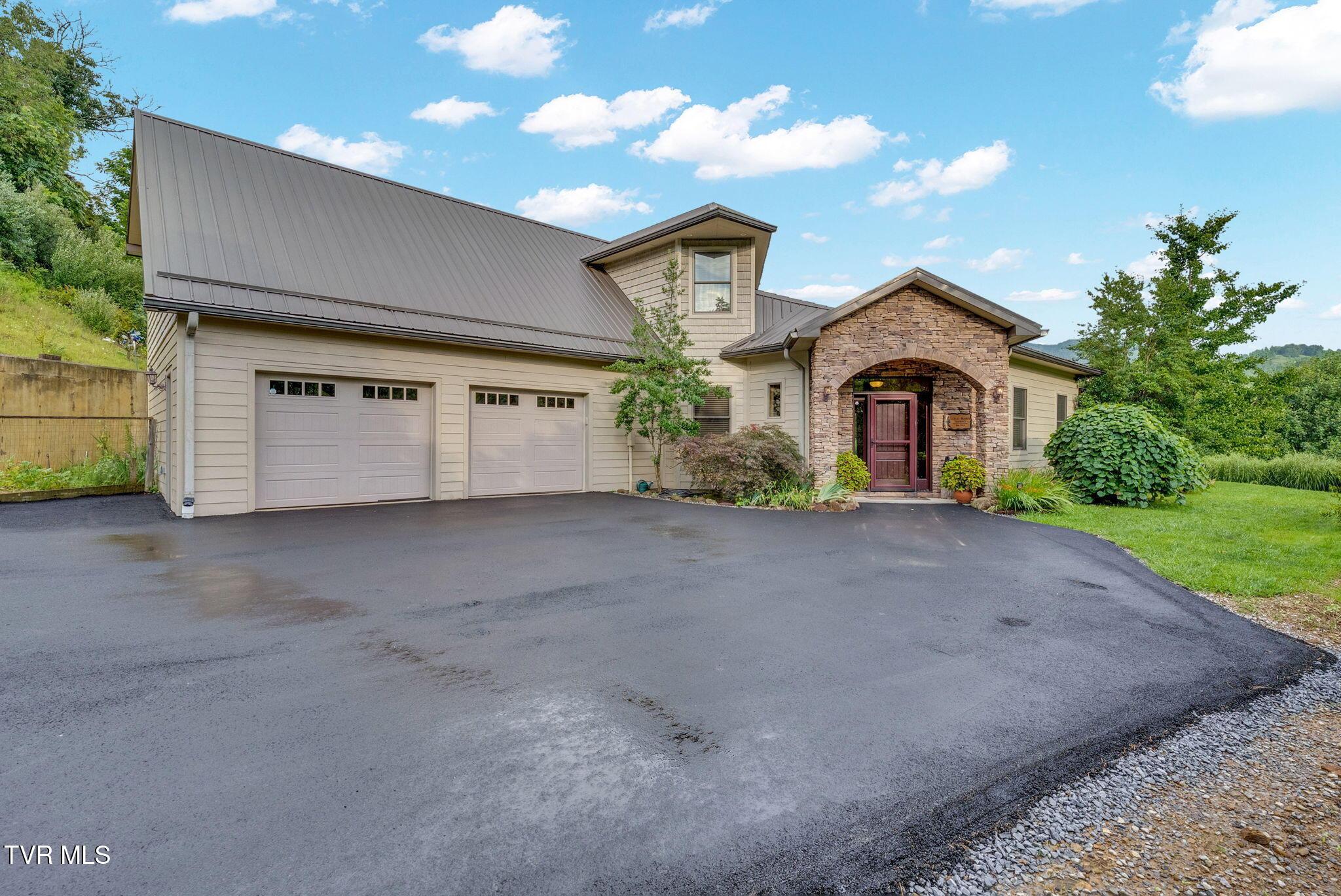 Photo of 5 bed, 4 bath, 3,028 sq ft single family residence at 142 Charlie Harrell Lane