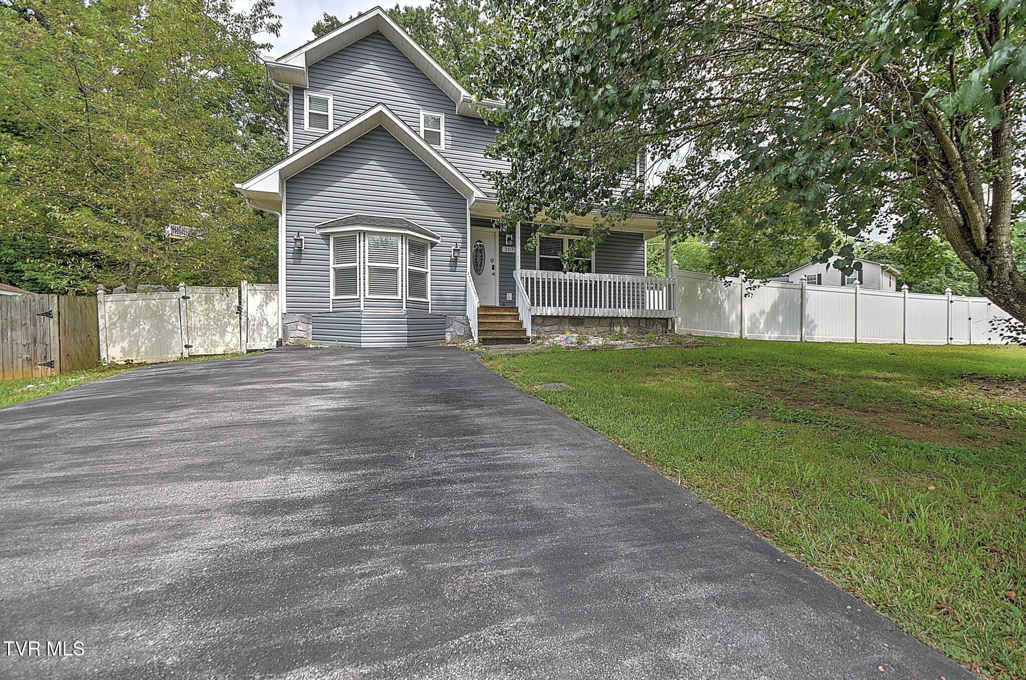 Photo of 3 bed, 3 bath, 2,096 sq ft single family residence at 107 Springview Drive