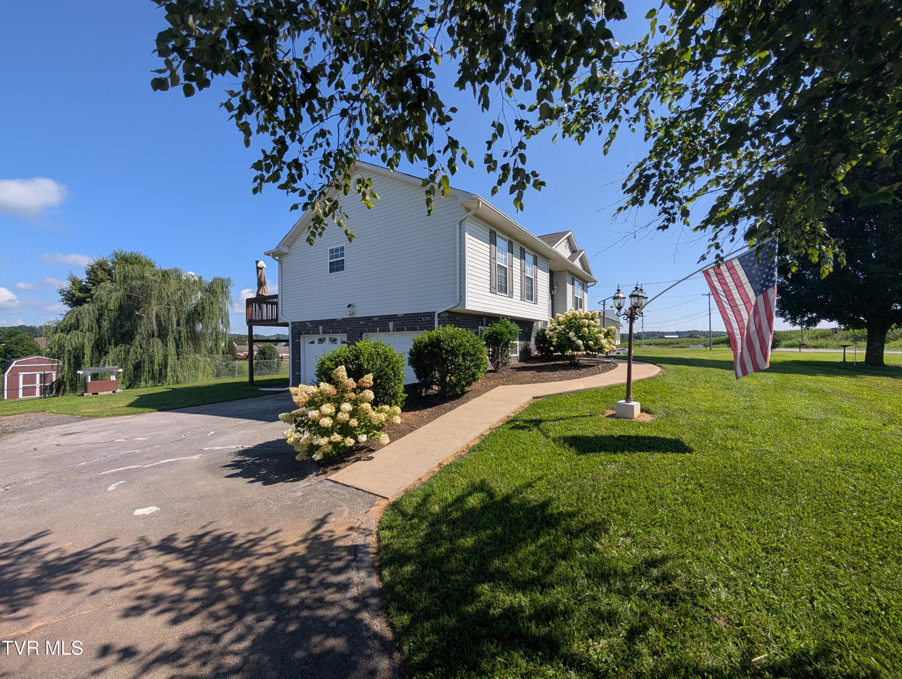 Photo of 4 bed, 3 bath, 1,694 sq ft single family residence at 1222 Bowmantown Road