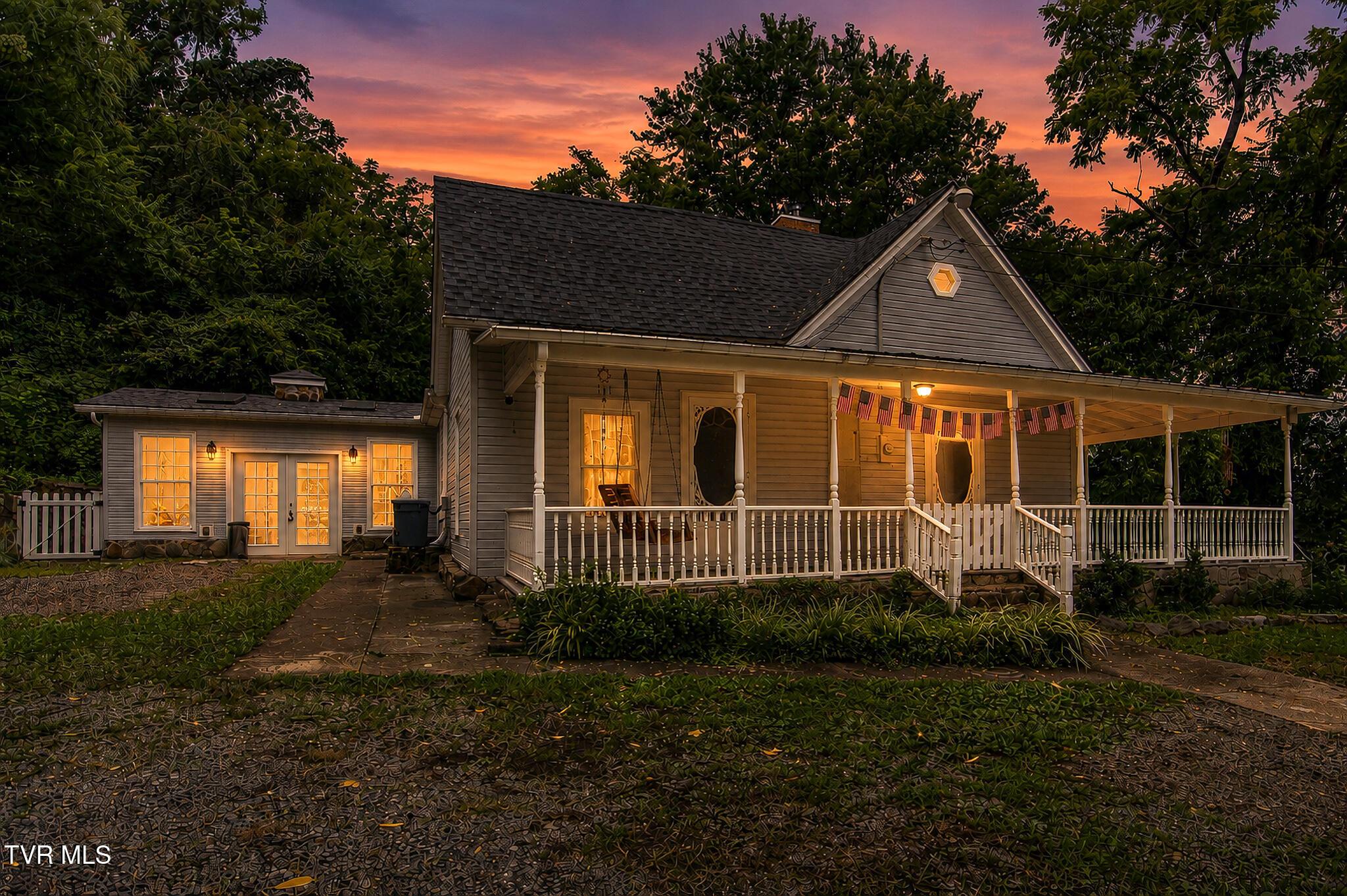 Photo of 3 bed, 2 bath, 1,906 sq ft single family residence at 130 Humphreys Drive