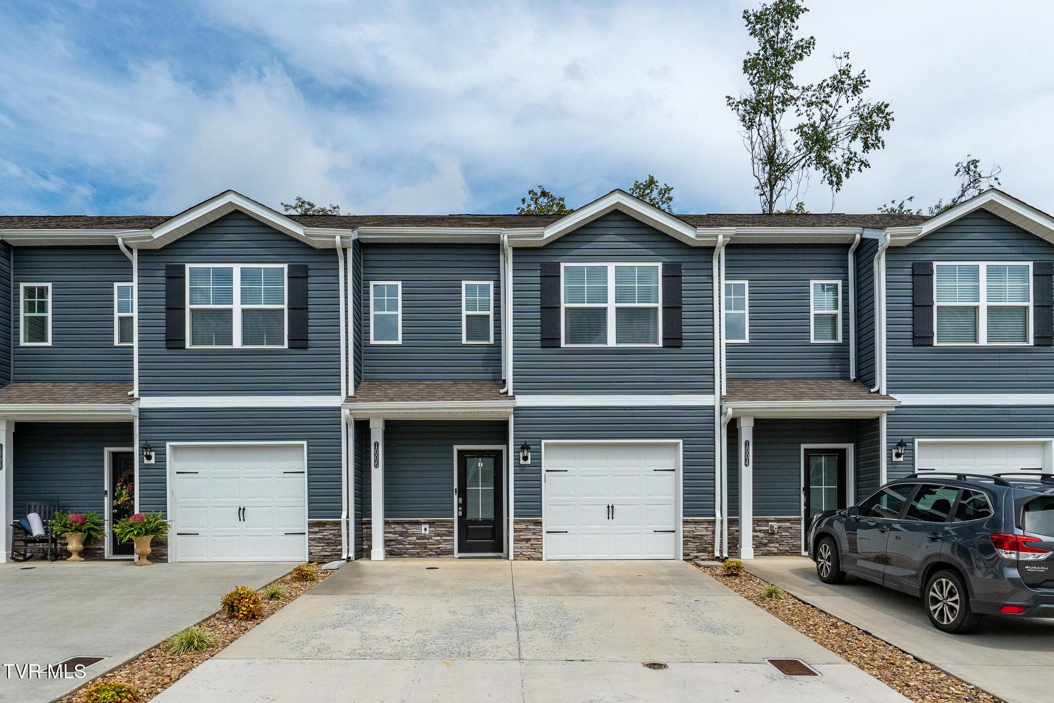 Photo of 3 bed, 3 bath, 1,381 sq ft residential lease at 1006 Saylors Place