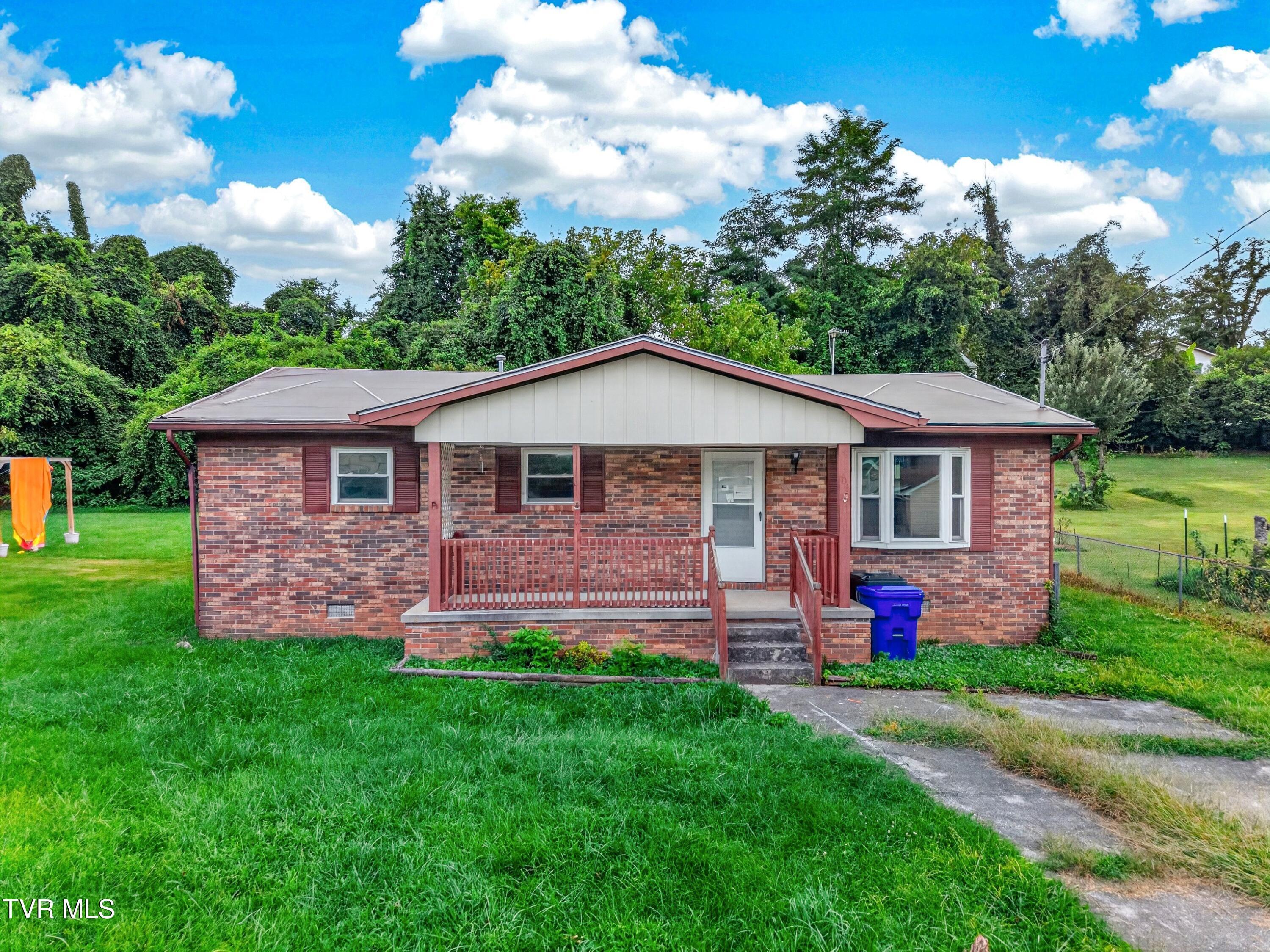 Photo of 3 bed, 1 bath, 1,050 sq ft single family residence at 700 Center Street